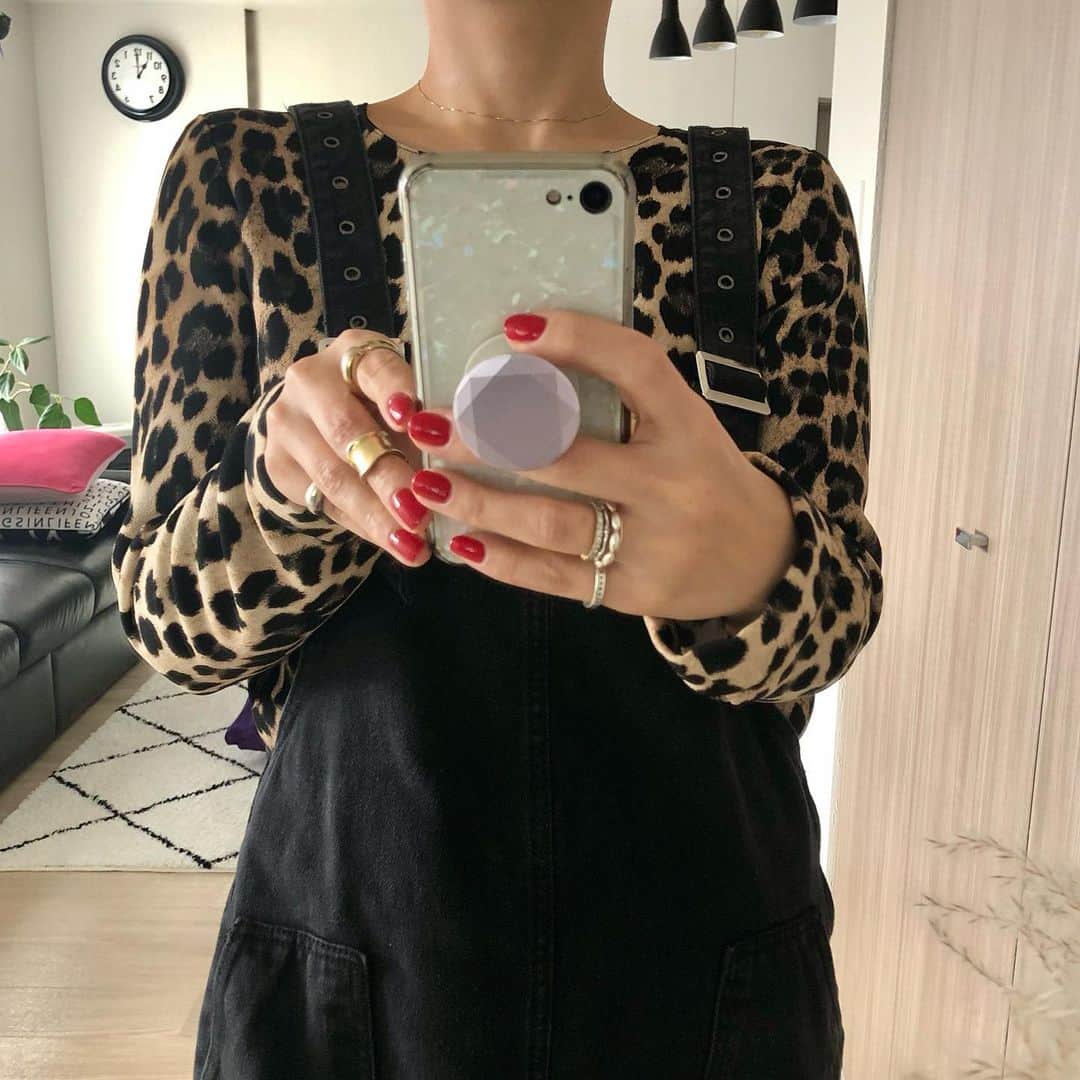 ◆miki◆のインスタグラム：「* * 💅🏼🐆♥️ * ジェルネイル卒業🎓した途端 分かってはいたけど、案の定  全部の爪が二枚爪になりました涙  わしの爪はどーしてこんなに ポンコツなんじゃろ ゴム手履いてお茶碗も洗ってるのに オイルも塗っとるのに ポンコツじゃーー腹立つわー  てことで マニュキュア楽しもーおもてます♡  やっぱり？ 憧れのおCHANEL1個買ってみよー🤤❤️❤️❤️  #母ちゃんのootd #ママコーデ #ママファッション #アラフォーコーデ #アラフォーファッション #ヒョウ柄ババア #ネイル #赤ネイル #ショートネイル」