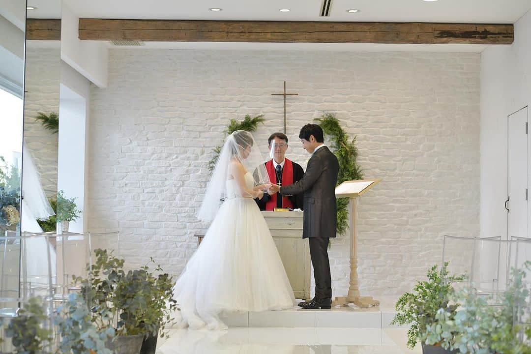 St.AQUA 東京の結婚式場 サンアクアチャペルのインスタグラム：「〜二人式〜  コロナの中でも記念にふたりで挙式をされたお2人。 一生忘れられない、幸せな1日になりました。  planner Miku Yamaguchi hairmake Akiko Oono  #二人式 #白いチャペル #ベイサイドウェディング #結婚式 #wedding  #hairmake」