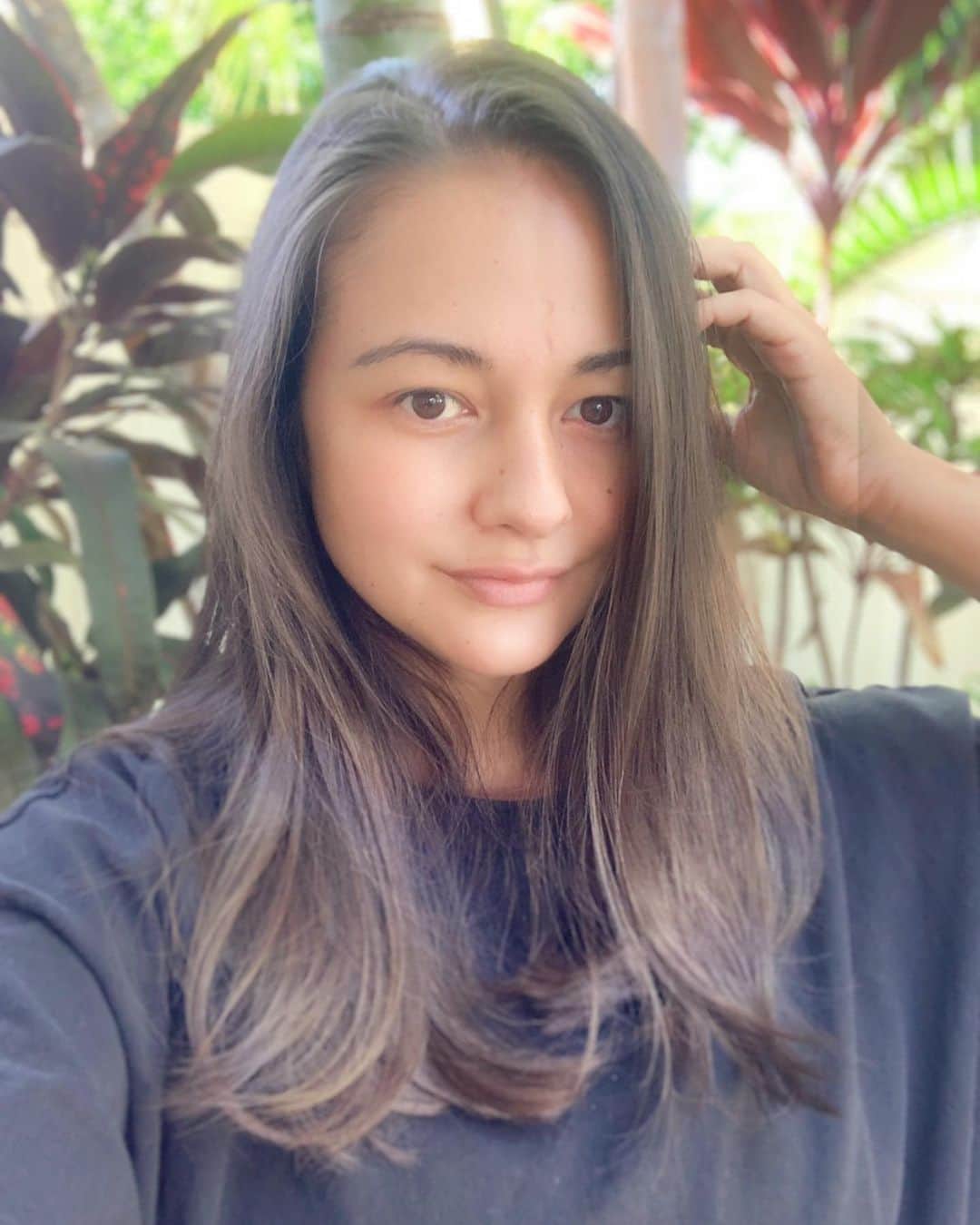 エリナ シルカのインスタグラム：「Guess who got a haircut today!!! First one since...2019!?😂 今日やっと！髪切りましたー(^^) メンテナンスも出来ずになんと一年以上が経過しちゃって、妊娠やコロナも重なって…パッサパサの髪が復活！！ トリートメントもしてもらってサラサラ〜 幸せ〜🥰」