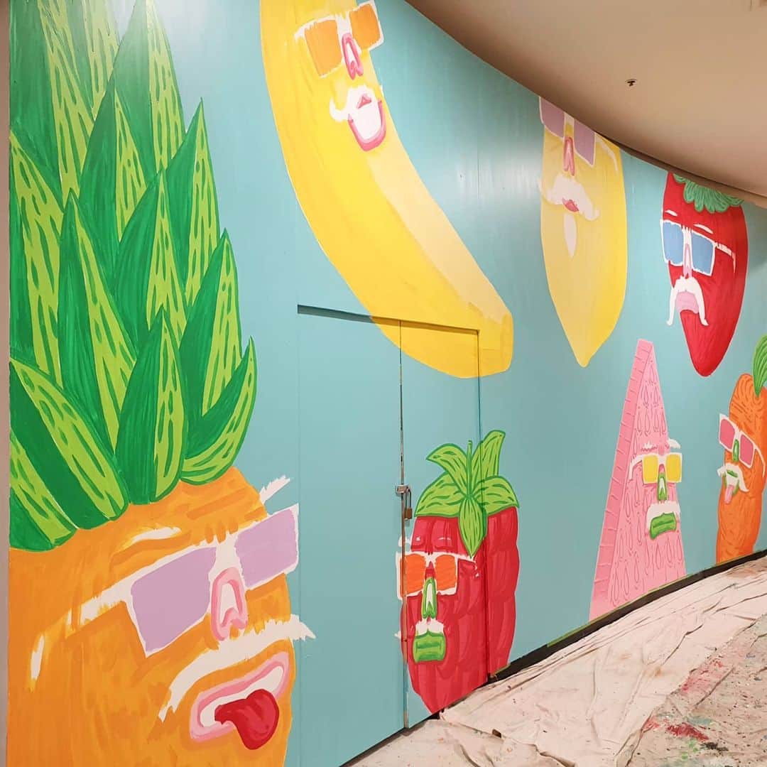 MULGAさんのインスタグラム写真 - (MULGAInstagram)「The new fresh food mural at @westfieldeastgardens 🍓🍍🍉🥕🍌.⁣ ⁣ Big thanks to the team for the commission and @ferpiart for helping out with the painting.⁣ ⁣ Get in touch if you're in need of a fresh mural 😎🤙⚡🎨. ⁣ ⁣ #mulgatheartist #muralart #fruitart #australianart #pineappleart #streetart」12月2日 14時58分 - mulgatheartist