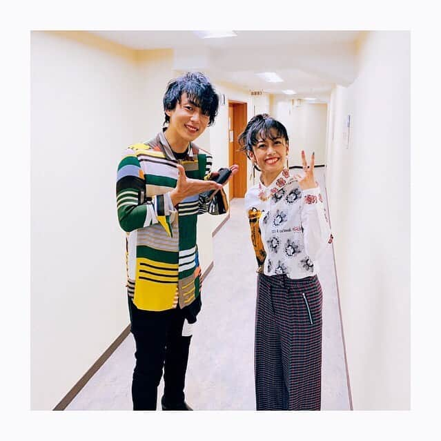 JONTEのインスタグラム：「コーラスでとてもお世話になった、藤林美沙さん🎶 本当に素敵な先輩。海盗セブンでもお世話になりました！ コーラス以外にもたくさん有られるにも関わらず、たくさん丁寧に色々教えてくださりました。 五朗さん、寺さんの纏われる空気感もお持ちで、本当にカッコいい方です。 ご一緒させていただけたこと、心より感謝してます！！ ありがとうございました！！(^^) #AAA #藤林美沙」