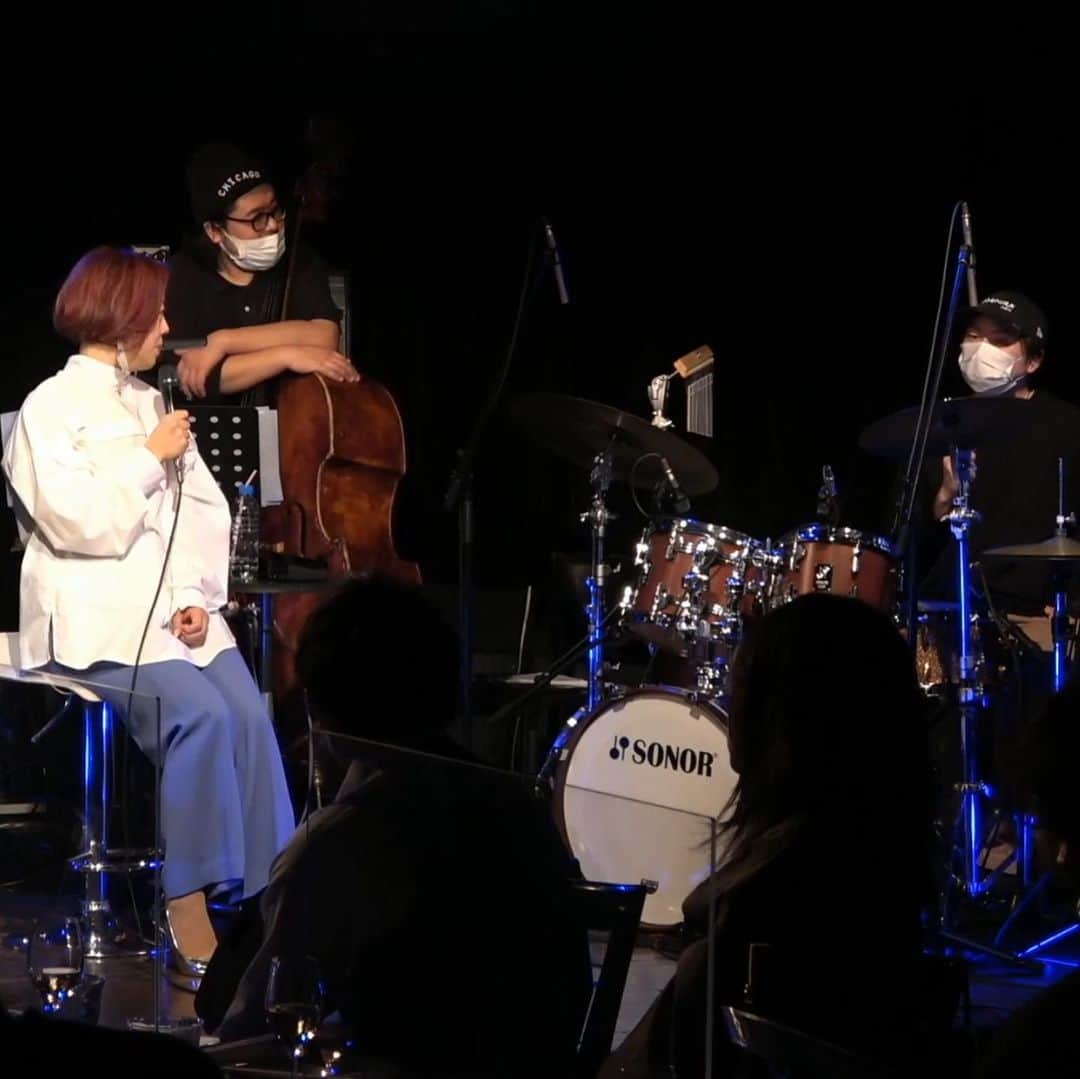 神谷えりさんのインスタグラム写真 - (神谷えりInstagram)「昨日は最高に楽しい夜でした。 imarie meets Ami Fukui trio Chistmas night at Blues Alley Japan こんな時期にも関わらず、たくさんの方々においでいただき、感謝しております。  福井アミちゃんのトリオの素晴らしさ、歌う事の幸せを感じていただけるライブだったかなと思います。  12/7まで配信チケット購入できます。 素晴らしいクオリティの音と映像です。 ぜひご覧になってください。  https://eplus.jp/sf/detail/3325760002  次回は1/29にブルースアレイでお会いしたいです。  #神谷えり, #erikamiya, #久保舞子, #maiko Kubo, #福井アミ, ＃岩見継吾 , #吉良創太, #jazz, #entertainment, #singer, #歌, #ジャズシンガー,  #目黒BAJ, #bluesalleyjapan, #クリスマスライブ, #christmaslive, #blancnature, #配信ライブ,#styling」12月2日 14時59分 - erikamiya