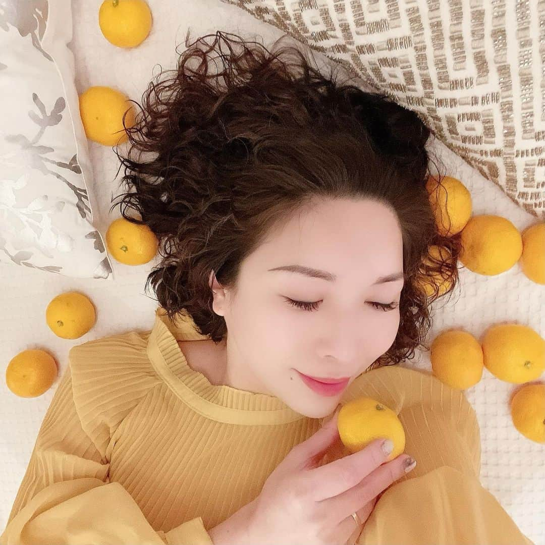 吉井奈々のインスタグラム：「美味しい有田みかん🍊いただきましたー(◍ ´꒳` ◍)﻿ 私は果物大好きで毎日食べてるのですが、﻿ スーパーで買うと失敗することあるのよね🤣﻿ ﻿ 特にみかんは失敗が多い＼(^o^)／﻿ 甘くなかったりショボショボだったり、﻿ ﻿ でもね✨伊藤 圭佑さんの【有田みかん】は美味しいのよー🍊🍊🍊毎年ハズレが無い👍🏻﻿ ﻿ 今年も、ありがとうございまーす💖﻿ ﻿ みかんは食べるスキンケア🌟﻿ 美肌効果もすごいのよ🌟﻿ ﻿ ビタミンCは、コラーゲンを体内で生成するために欠かせない栄養素👍🏻﻿ ﻿ またビタミンCには﻿ シミやそばかすの原因となる﻿ メラニンの生成と沈着を防ぐ作用もあるため、﻿ 美白効果も期待できます🤩🤩🤩﻿ ﻿ 美味しく美肌👍🏻﻿ （この写真もすっぴんノーメイクで撮りました）﻿ ﻿ 伊藤さん（サザン）いつもありがとー🍊🍊🍊﻿ ﻿ #有田みかん #美味しいみかん #みかん #cdジャケットではない #みかんの歌 知ってる？私は大好き  #果物大好き #フルーツ大好き  #果物好きすぎる  #すっぴんノーメイクでも盛れる  #果物効果  #食べる美肌 #美肌 #美肌は食べ物から   #上質な暮らし #幸せな生活  #言葉はプレゼント  #主婦  #オネエ #元男子 #起業女子 #男に生まれて女になって結婚もできました  #吉井奈々 #youtuber」