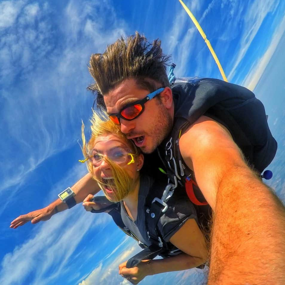 キャサリン・ウィニックのインスタグラム：「Happy Birthday Bommy! Even though you pushed me out of a plane, I still love you. 😘❤️ @slickwinnick」