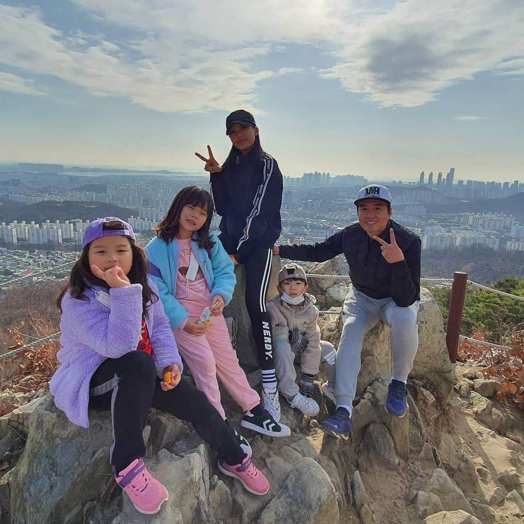 イ・ドングクのインスタグラム：「등산 힘들지?😅⛰💦 #간만에콧바람  #간만에힐링 #체력은국력💪」