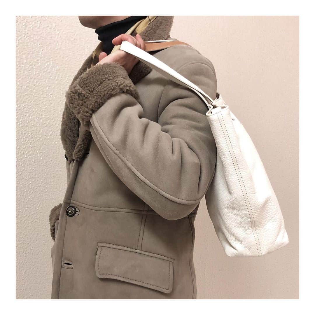Felisi Japan 〔フェリージ〕さんのインスタグラム写真 - (Felisi Japan 〔フェリージ〕Instagram)「【Mouton Coat Coordinate】 . チンクワンタのムートンチェスターコートと フェリージのトートバッグのコーディネートです。 落ち着いたベージュの色目と柔らかく、 滑らかなムートン素材が上品な雰囲気のコートに、 上質なソフトキップレザーを用いた柔らかな質感の 高級感あるバッグを合わせれば、 これからのシーズンのお出かけ用大人カジュアルスタイルの完成です。 色・素材と柔らかく暖かな見た目のムートン素材には、 シボの入った優しい質感のレザーバッグが好相性です。 . 【CINQUANTA(チンクワンタ)】 1964年創業、伊・フィレンツェ郊外に工房を構えるレザーウェアブランド。 上質な素材のみを厳選し、着る人を引き立てるフィッティングの 良さと軽やかさ、それらが生み出すエレガンスが魅力。 「オーセンティックでシンプルなスタイルだからこそクオリティの追及が不可欠」 という信条のもと、素材背景からパターンの細部までをアップデートしつづけ、 以来更なるファンを獲得している。 . . Coat：CINQUANTA Price：￥275,000 . Bag：Felisi Price：￥86,900 . Knit：Zanieri Price：￥24,200 . Pants：GERMANO Price：￥31,900 . Shoes：LOASC Price：￥51,700 . Scarf：Pierre-Louis Mascia Price：￥22,000 . . . #felisi #felisiselection #mensfashion #mensstyle #moutoncoat #cinquanta #madeinitaly #totobag #zanieri #germano #loasc #pierrelouismascia #フェリージ #フェリージセレクション #トートバッグ #レザートート #白バッグ #メンズファッション #メンズスタイル #ムートンコート #チンクワンタ #ザニエリ #ジェルマーノ #ピエールルイマシア #ロスク #大人コーデ #大人カジュアルコーデ #カジュアルコーデ #冬コーデ」12月2日 15時11分 - felisi_japan