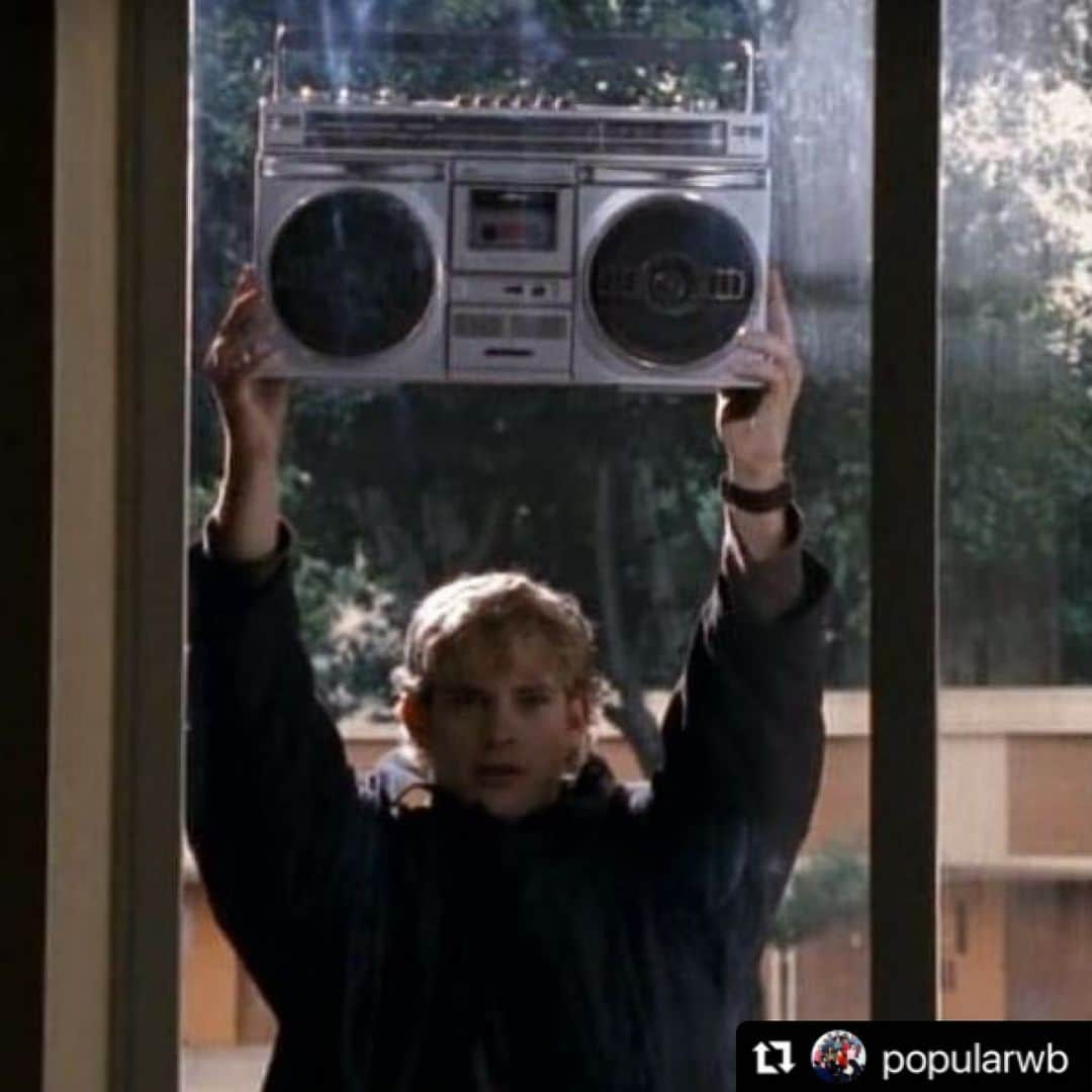 ブライス・ジョンソンのインスタグラム：「Classic ... Another great reference, one of my favorites that I love and that I think everyone recognizes, is Josh as John Cusack in Say Anything... The moment is great and Josh is really cute!!  . . . #popularwb #joshford #brycejohnson #sayanything . .  #Repost @popularwb with @make_repost ・・・」