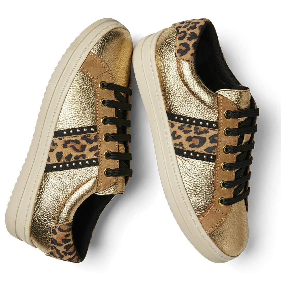 ジェオックスのインスタグラム：「This month is made of lights & shine! LET'S SHINE ON with glam: enjoy the unique, golden hues with a touch of animalier & shiny studs on our Geox Pontoise sneakers.」