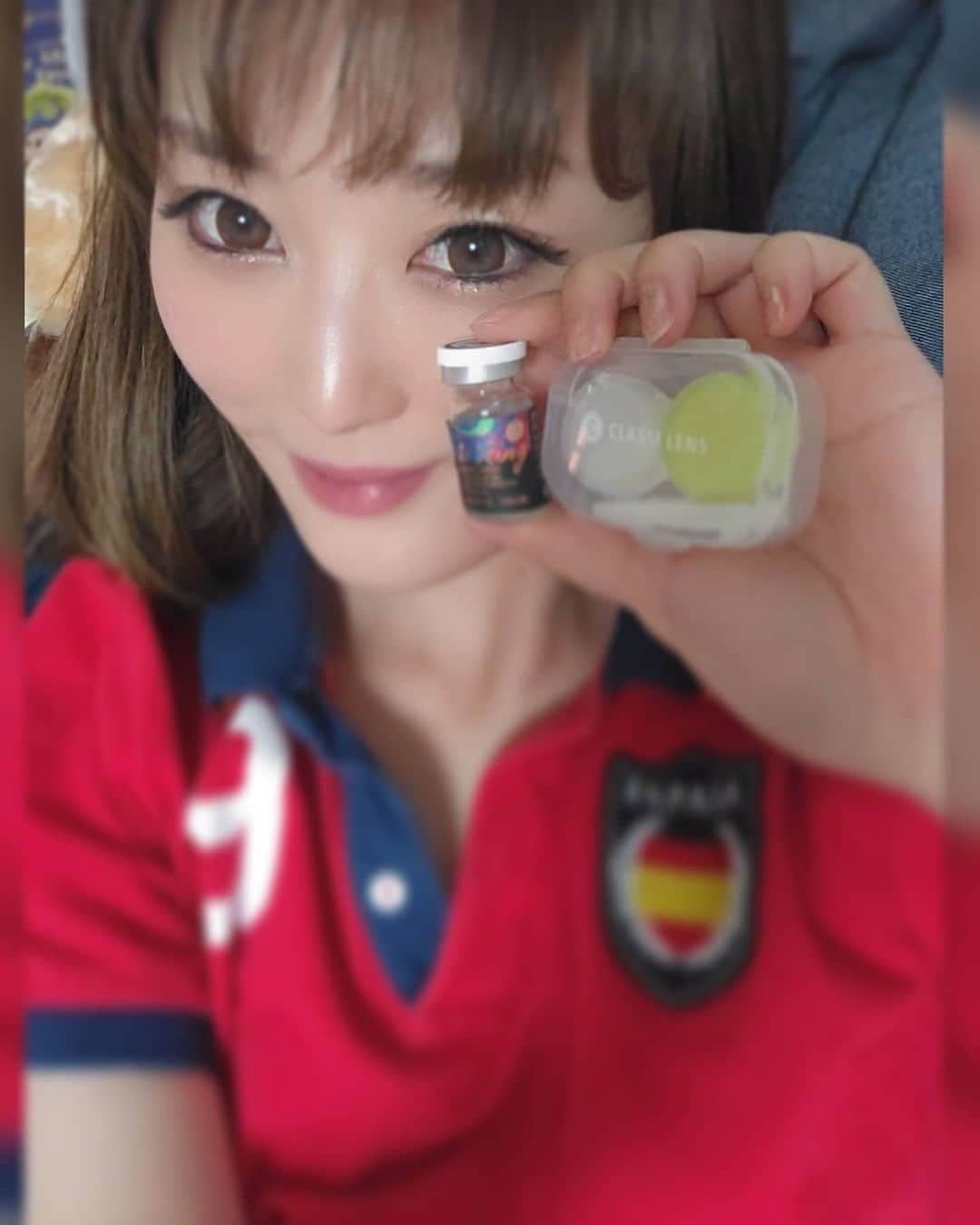 松浦麻里奈のインスタグラム：「カラコン「classilens」の @classi.lens_jp  クラッシ ウオーター グレー (CLASSI Water Gray）  元目と変わらないフチ、チュルンとしてて スッピンでもつけれそうなカラコン🙆⚡  ハーフ系のちょっと色素が薄いような瞳に😁🌸  色んなカラー種類あって、度あり度無しも😽👍  含水率も低いので、瞳の水分=涙を吸収しにくく うるおいも保ってくれるしつけ心地の良い！！  乾燥したオフィスでの着用、 長時間コンタクトの着用が必要になる方にいいかも🌼  #classilens　#カラコン　#韓国カラコン　#カラコン通販 #カラコンレポ　#カラコンレビュー　#韓国 #メイク#make#目元#メイクアップ#makeup #化粧品 #化粧#韓国コスメ#カラコン着画 #お試し商品 #プレゼント #pr#presents🎁 #冬#秋#オールシーズン #fashion#fashiongram #fashionista #ファッション」