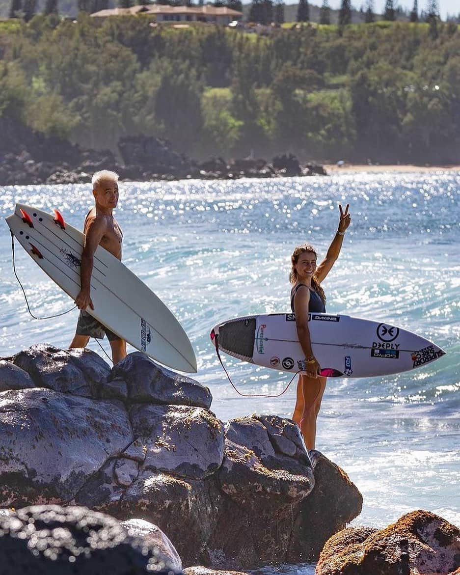 ジョアン・ディファイさんのインスタグラム写真 - (ジョアン・ディファイInstagram)「Dad and daughter surf this am at coconut 🌈💕😝 thanks @peterkingphoto for the memory #surfing #maui #honoluabay #dadanddaughter」12月2日 15時19分 - johannedefay