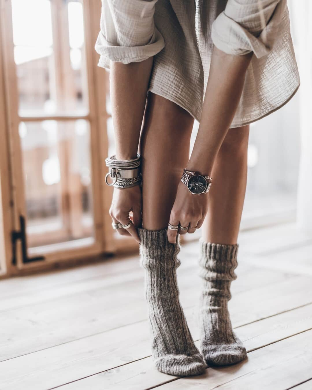 Kapten & Sonさんのインスタグラム写真 - (Kapten & SonInstagram)「'Homeoffice - but make it a cozy one.' ☁️ Who's working like this from home today? 🏠 Cozy socks combined with our watch Chrono Silver "Black Steel". @mikutas #bekapten #kaptenandson⁠ .⁠ .⁠ .⁠ #watch #home #stayhome #staysafe #homeoffice #cozydays #winter #december #inspiration #austria」12月2日 15時30分 - kaptenandson