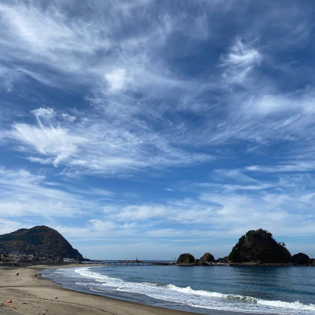 三浦友加さんのインスタグラム写真 - (三浦友加Instagram)「🐟トトタベローネ庄内浜　 https://tototabelone-shonai.jp/ 鯛だし麺　ご紹介🍜  １１店舗目 「らーめん　みさと」さん  小鯛ダシ塩ラーメン　760円  お店の目の前の由良の海で獲れた小鯛をたっぷり使った出汁と塩だけで作った黄金色の特製塩ダレをベースに、たっぷりの煮干しと豚のゲンコツを炊き上げたスープを合わせ、 庄内浜ならではの魚介の旨みをたっぷり楽しめる小鯛ダシ塩ラーメン！  具材は豚バラ肉のチャーシューが2枚、 長ねぎ、わかめ、メンマ、ぶりんとした歯応えの ピンクのかまぼこ！  ご主人いわく、 昔から、みさとさんでは、 地元の漁師さんから獲りたての新鮮な小鯛を分けて頂いたり、丁寧に下処理をさるた自家製の焼き干しを作られているそうです。 由良ならではの特徴と個性を生かしたラーメンを！と、 試作と研究を重ね６年前にすでに完成された一杯に 今回はトトタベローネにご賛同され、 庄内浜の鯛だし麺の条件に合わせてさらに 海藻はワカメ、ピンクのかまぼこも乗せて頂き、 いざ満を持して　コラボ麺としてご登場！！  お座敷の窓からはどーんと日本海！ ここは、日本の渚100選にも選ばれている由良海岸。 東北の江ノ島と言われる「白山島」のお姿も。  景色をまるごと眺めながら、 小鯛ダシ塩ラーメンを頂くひとときは、 たいへん贅沢で、何より美味しく！ 海へのありがたみをいっそう強く感じる貴重な機会となりました。 (大変シャイなお方で今回、お写真、動画はご遠慮させて頂きますとの事でした。)  12月末までのキャンペーン期間はもちろん、 みさとさんでは、こちらのメニューをオールシーズンお楽しみ頂けます。 ぜひどうぞ！！  らーめんみさと  山形県鶴岡市由良3丁目13-31 0235-73-4649 11:00〜14:00.  17:00〜23:00 定休日　　日曜の夜、月曜日  #らーめんみさと ＃庄内小鯛ダシ塩ラーメン #ゆらまちっく #鶴岡市由良地区 #トトタベローネ #トトタベローネ庄内浜 #庄内浜の鯛だし麺 #海と日本」12月2日 15時22分 - miurayuka