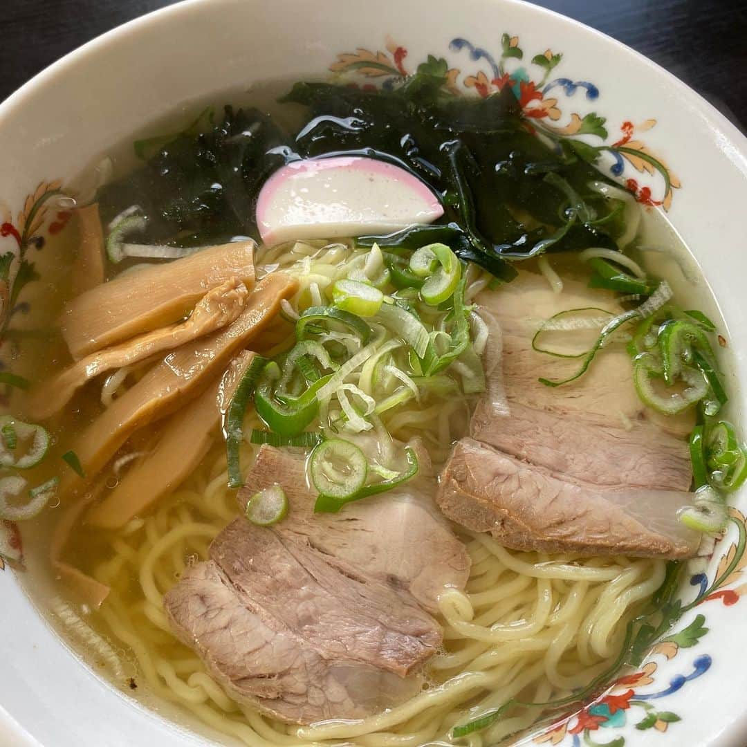 三浦友加のインスタグラム：「🐟トトタベローネ庄内浜　 https://tototabelone-shonai.jp/ 鯛だし麺　ご紹介🍜  １１店舗目 「らーめん　みさと」さん  小鯛ダシ塩ラーメン　760円  お店の目の前の由良の海で獲れた小鯛をたっぷり使った出汁と塩だけで作った黄金色の特製塩ダレをベースに、たっぷりの煮干しと豚のゲンコツを炊き上げたスープを合わせ、 庄内浜ならではの魚介の旨みをたっぷり楽しめる小鯛ダシ塩ラーメン！  具材は豚バラ肉のチャーシューが2枚、 長ねぎ、わかめ、メンマ、ぶりんとした歯応えの ピンクのかまぼこ！  ご主人いわく、 昔から、みさとさんでは、 地元の漁師さんから獲りたての新鮮な小鯛を分けて頂いたり、丁寧に下処理をさるた自家製の焼き干しを作られているそうです。 由良ならではの特徴と個性を生かしたラーメンを！と、 試作と研究を重ね６年前にすでに完成された一杯に 今回はトトタベローネにご賛同され、 庄内浜の鯛だし麺の条件に合わせてさらに 海藻はワカメ、ピンクのかまぼこも乗せて頂き、 いざ満を持して　コラボ麺としてご登場！！  お座敷の窓からはどーんと日本海！ ここは、日本の渚100選にも選ばれている由良海岸。 東北の江ノ島と言われる「白山島」のお姿も。  景色をまるごと眺めながら、 小鯛ダシ塩ラーメンを頂くひとときは、 たいへん贅沢で、何より美味しく！ 海へのありがたみをいっそう強く感じる貴重な機会となりました。 (大変シャイなお方で今回、お写真、動画はご遠慮させて頂きますとの事でした。)  12月末までのキャンペーン期間はもちろん、 みさとさんでは、こちらのメニューをオールシーズンお楽しみ頂けます。 ぜひどうぞ！！  らーめんみさと  山形県鶴岡市由良3丁目13-31 0235-73-4649 11:00〜14:00.  17:00〜23:00 定休日　　日曜の夜、月曜日  #らーめんみさと ＃庄内小鯛ダシ塩ラーメン #ゆらまちっく #鶴岡市由良地区 #トトタベローネ #トトタベローネ庄内浜 #庄内浜の鯛だし麺 #海と日本」