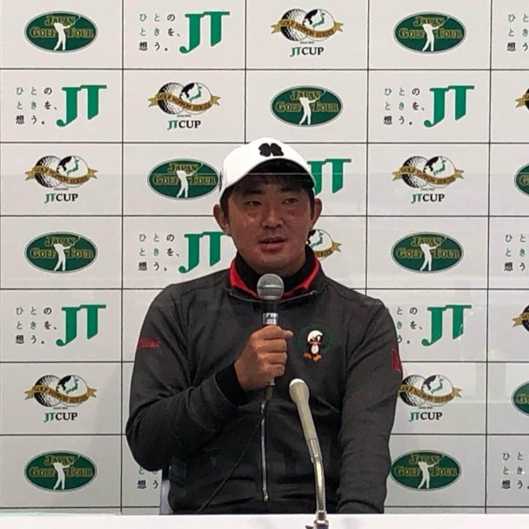 のインスタグラム：「明日から開催される『ゴルフ日本シリーズJTカップ』⛳️ 続いては、今年のダンロップフェニックスでプロ転向後初優勝を飾った金谷拓実の記者会見😆 今大会には初出場ですが、「難コースを攻略できるよう、悔いが残らないよう明日から全力でプレーをしたい」と意気込みを語ってくれました💪 #jgto #golftournaments #男子ゴルフ #ゴルフ日本シリーズjtカップ #東京よみうりカントリークラブ #金谷拓実」