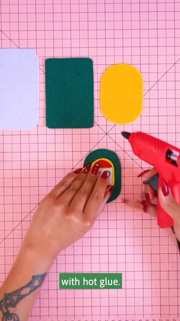のインスタグラム：「say hello to the aussie ornaments you didn’t know your christmas tree needed until now.   colourful crafter and diy queen @kitiyapalaskas shows us how to whip up some iconic creations (and creatures), using materials she nabbed at @spotlightstores - easy as!  head to the link in our bio for all the downloadable templates. and be sure to tag us once you’ve had a go at your own hanging ornaments!」