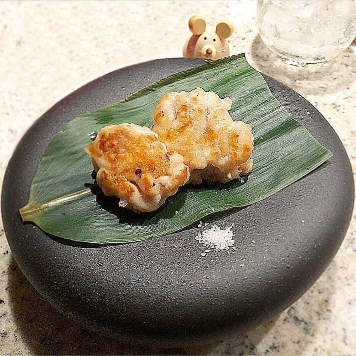 榊山敬代のインスタグラム：「🌿﻿🐟… . 白子のうつくしい 季節になりました  ということで  この日は迷わず連れてかえるの巻  ジューと表面はコンガリと 中はふっくらまろやかにて　 滑らかジューシーな口溶け  #また食べたい ・ ・ ・　 #おうちごはん 工夫 #おうち大好き #enjoyhome ・ ・ ・ #12月 ・ ・ #笹の葉　#盛り付け #夕食 #夜食 #dinner #おうちごはん  #白子 #Shirako #Japanese #healthy #焼酎 #food #seafood  #お魚 #maindish #artist #kitchen #cooking #日本画家 の #お料理こんなもん」