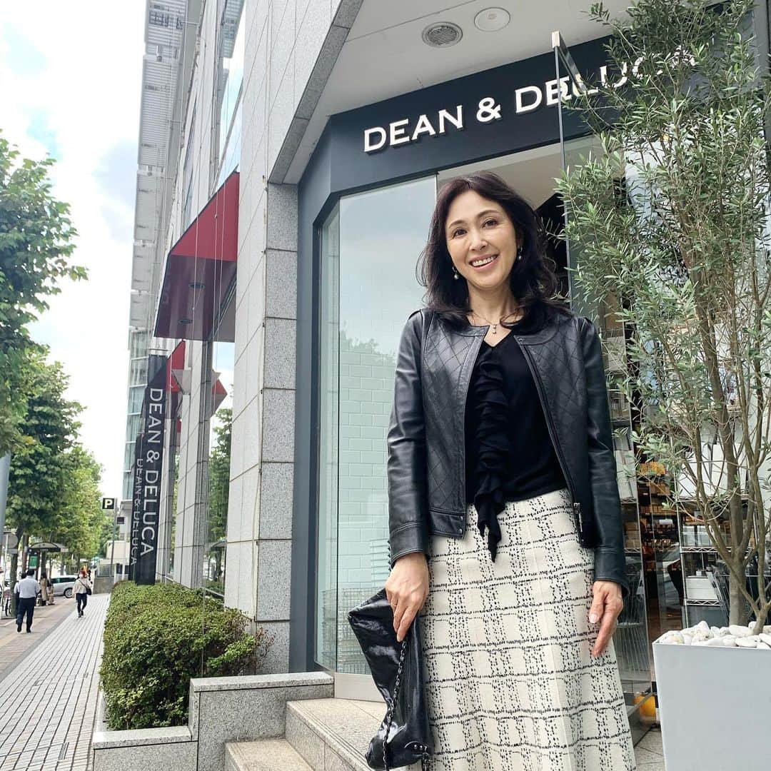 のインスタグラム：「今日は、Dean &、Deluca で打ち合わせ。ついた時は、まだ雨が降ってなかったのに、帰りがけには降ってきたので、みんなでコーヒーをおかわり。 こんなミーティングなら楽しいから、ずっとしていたかったわ  I had a business meeting at Dean & Deluca. It was a fun meeting 😀  @definebeautyjapan  @definebeauty @ディファインビューティ  #打ち合わせ #楽しかった #ファッション好き  #キレイになりたい  #アラフィフコーデ #アラフィフ女子 #今日のコーデ #大人スタイル #スナップミー #上品コーデ #キレイめコーデ #instapicture  #beauty  #beautiful  #fashionblog #fashionblogger #dailylook #tokyolife #fashiongram」