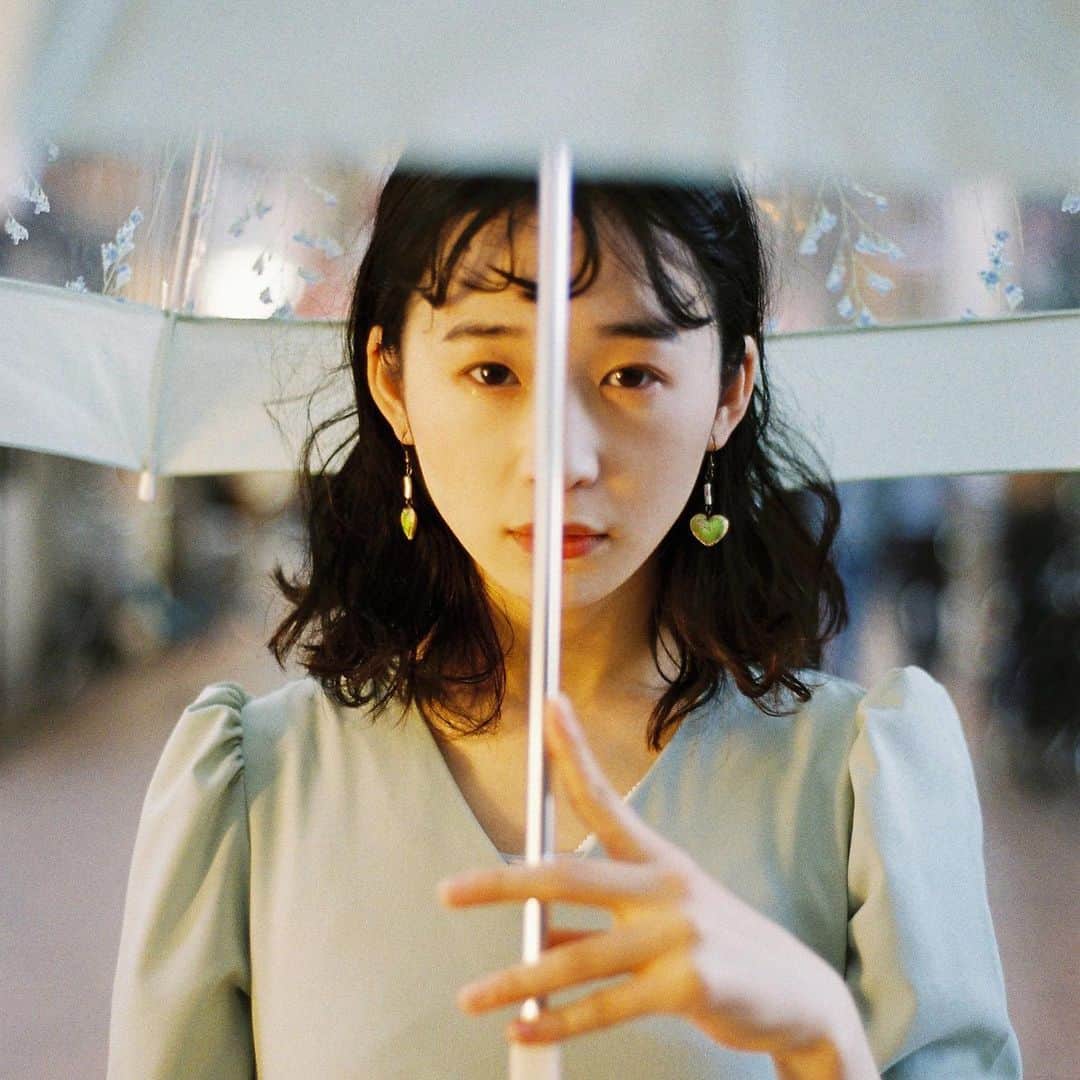 planticaさんのインスタグラム写真 - (planticaInstagram)「写真家 @aya_dream04 さんのコントリビュート・アンブレラルック。﻿ ﻿ 春にリリースした後、梅雨から夏にかけて反響が大きく品薄状態が続いていた「花びらが舞う」プラスティック傘シリーズです。﻿ ﻿ 駅のホームや線路端の路地に傘を持って闊歩する姿が、傘にプリントされたブルーファンタジア（別名 : 庭花火）の植生の姿と重なるようなルックです﻿🌿 ﻿ ２人目のモデルさんは、女優の傍ら面白可愛い系YouTuberとして活躍する @iam.megane さん。爽やかさの奥に純朴な色気が透けて見える感じ、ブルーファンタジアがよく似合っています💠﻿ ﻿ -﻿ 手に、花を。街に、華を。﻿ ﻿ 📷: @aya_dream04﻿ 👩🏻: @iam.megane﻿ ☂️: @wpc_official﻿ 🏵: @plantica_jp﻿ ﻿ ☂️: FLOWER UMBRELLA﻿ Price: ¥2,300(w/o Tax)﻿ Size: 65cm﻿ Color: GREEN﻿ Flower: ブルーファンタジア﻿ Flower language: 永遠に﻿ ﻿ 🔍: wpc plantica ﻿ 🎁: ZOZOTOWN / 楽天 / Amazon / その他﻿ 🏫: LOFT(ロフト) / MARUI(丸井) / その他﻿ ﻿ -﻿ 📍📝Dream Aya 📸 @aya_dream04﻿ ﻿ 2002年 dream (現Dream) に新加入し、デビュー。2011年よりガールズ エンタテイメント・プロジェクト“E-girls”の中心メンバーとしても活動を開始し、後にE-girlsの初代リーダーを務める。﻿ ﻿ 2017年7月16日ボーカル&パフォーマーを引退。引退後は株式会社 LDH JAPANで写真や絵などのアートな才能を活かしクリエイティヴ業に専念。﻿ ﻿ 2020年1月よりフリーランスで写真家として活動開始。﻿ ﻿ 現在、自由が丘にある老舗写真専門店「ポパイカメラ」にも兼務しつつ、ファッションブランドのルック撮影や一般参加型のライブシューティングなど、写真を軸に精力的に活動。デジタルカメラやスマートフォンの登場によって失われつつある、フィルムやフィルムカメラの素晴らしさや楽しさを伝えようと活動していることも、彼女の特徴である。﻿ ﻿ 直近では友人と共同のブランド @asebi___ を立ち上げ、思い想いに好きなコト/モノを発信していくなど、活動の幅を広げつつある。﻿ ﻿ -﻿ 📍📝めがね 👩🏻 @iam.megane﻿ ﻿ 演技力と笑いのセンス抜群なYouTuber「めがねっとわーく。」の“めがね” 。これからさらに人気が大爆発しそうな予感の面白可愛い系YouTuberと並行して、女優活動もスタート。  YOASOBI原作小説初の映画『たぶん』に出演。2020年12月26日～30日より配信されるオンライン演劇、劇団ノーミーツ『それでも笑えれば』のヒロイン役の1人に大抜擢。﻿ ﻿ -﻿ #photobyaya﻿ #wpc傘 #wpc_worldparty #wpcdrops﻿ #plantica #プランティカ ﻿ #umbrella #傘」12月2日 15時37分 - plantica_jp
