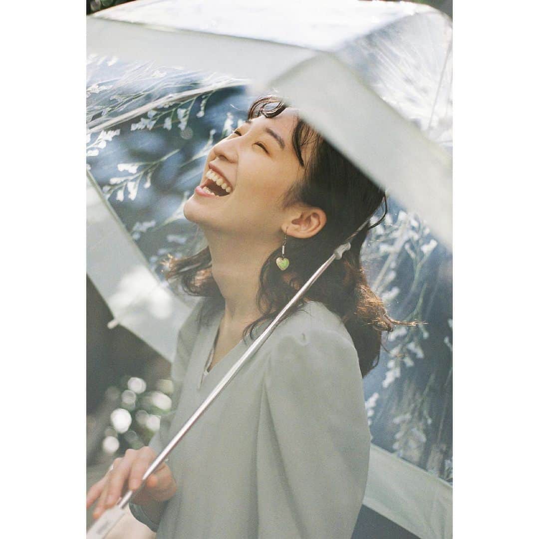 planticaさんのインスタグラム写真 - (planticaInstagram)「写真家 @aya_dream04 さんのコントリビュート・アンブレラルック。﻿ ﻿ 春にリリースした後、梅雨から夏にかけて反響が大きく品薄状態が続いていた「花びらが舞う」プラスティック傘シリーズです。﻿ ﻿ 駅のホームや線路端の路地に傘を持って闊歩する姿が、傘にプリントされたブルーファンタジア（別名 : 庭花火）の植生の姿と重なるようなルックです﻿🌿 ﻿ ２人目のモデルさんは、女優の傍ら面白可愛い系YouTuberとして活躍する @iam.megane さん。爽やかさの奥に純朴な色気が透けて見える感じ、ブルーファンタジアがよく似合っています💠﻿ ﻿ -﻿ 手に、花を。街に、華を。﻿ ﻿ 📷: @aya_dream04﻿ 👩🏻: @iam.megane﻿ ☂️: @wpc_official﻿ 🏵: @plantica_jp﻿ ﻿ ☂️: FLOWER UMBRELLA﻿ Price: ¥2,300(w/o Tax)﻿ Size: 65cm﻿ Color: GREEN﻿ Flower: ブルーファンタジア﻿ Flower language: 永遠に﻿ ﻿ 🔍: wpc plantica ﻿ 🎁: ZOZOTOWN / 楽天 / Amazon / その他﻿ 🏫: LOFT(ロフト) / MARUI(丸井) / その他﻿ ﻿ -﻿ 📍📝Dream Aya 📸 @aya_dream04﻿ ﻿ 2002年 dream (現Dream) に新加入し、デビュー。2011年よりガールズ エンタテイメント・プロジェクト“E-girls”の中心メンバーとしても活動を開始し、後にE-girlsの初代リーダーを務める。﻿ ﻿ 2017年7月16日ボーカル&パフォーマーを引退。引退後は株式会社 LDH JAPANで写真や絵などのアートな才能を活かしクリエイティヴ業に専念。﻿ ﻿ 2020年1月よりフリーランスで写真家として活動開始。﻿ ﻿ 現在、自由が丘にある老舗写真専門店「ポパイカメラ」にも兼務しつつ、ファッションブランドのルック撮影や一般参加型のライブシューティングなど、写真を軸に精力的に活動。デジタルカメラやスマートフォンの登場によって失われつつある、フィルムやフィルムカメラの素晴らしさや楽しさを伝えようと活動していることも、彼女の特徴である。﻿ ﻿ 直近では友人と共同のブランド @asebi___ を立ち上げ、思い想いに好きなコト/モノを発信していくなど、活動の幅を広げつつある。﻿ ﻿ -﻿ 📍📝めがね 👩🏻 @iam.megane﻿ ﻿ 演技力と笑いのセンス抜群なYouTuber「めがねっとわーく。」の“めがね” 。これからさらに人気が大爆発しそうな予感の面白可愛い系YouTuberと並行して、女優活動もスタート。  YOASOBI原作小説初の映画『たぶん』に出演。2020年12月26日～30日より配信されるオンライン演劇、劇団ノーミーツ『それでも笑えれば』のヒロイン役の1人に大抜擢。﻿ ﻿ -﻿ #photobyaya﻿ #wpc傘 #wpc_worldparty #wpcdrops﻿ #plantica #プランティカ ﻿ #umbrella #傘」12月2日 15時37分 - plantica_jp