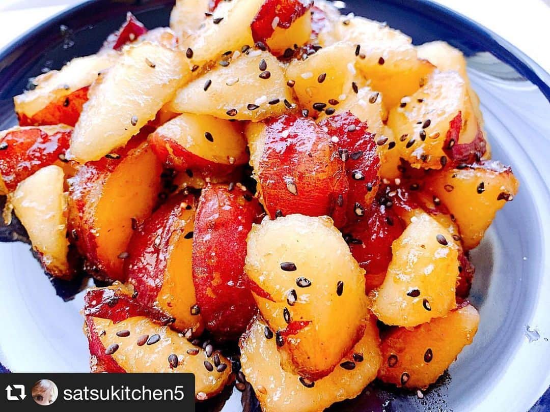 のインスタグラム：「. #repost @satsukitchen5 様 【揚げない大学いも】 ツヤツヤで美味しそうな🍠大学いもですね✨ 揚げないからヘルシーだし、キッチンも汚れないのは嬉しい♪ @satsukitchen5 様は伯方の塩DRYを使われていましたが、大粒の塩「フルール・ド・セル」をかけるとカリッとした食感がアクセントとなり、また違った味わいになりますよ💁‍♀️試してみてください🌟 これからの季節、3時のおやつは🍠大学いもに決まり！！ ✽・:..。o￠o。..:・✽・:..。o￠o。..:・✽・:..。o￠o。..: ✽・:..。o￠o。..:・✽・:..。o￠o。..:・✽・:..。o￠o。..: 伯方の塩の工場がある大三島には、飢饉のときに🍠を食べて生き延びたという伝説があり #芋地蔵 が祀られています。そんな大三島と縁のある🍠を当社の社員が有機栽培で育てています。 いつもであれば、見学者の方に #芋けんぴ として販売するところですが、今年はコロナの影響で見学中止中💦 そこで、大三島の子ども達に芋ほり体験をしてもらいました🙌 子ども達の最高の笑顔をいただき、私達もニコニコ😊 当日の様子は、@hakatasalt_goen でチェックしてください。 . ＊＊＊＊＊＊＊＊＊＊＊＊ . 𖤣𖤥𖠿𖤣𖤥 @yoshimasa8993  さんから たくさんサツマイモを頂きました♡ありがとうございます✨  3時のおやつに ✲揚げない大学いも ▶材料 🍠中三本 油  大さじ2 *醤油  大さじ1 *みりん  大さじ2 *砂糖  大さじ1 *お水  大さじ2 *伯方の塩DRY  ほんの少々 ごま塩  少々 ▶作り方 サツマイモを食べやすい大きさに切り、 お水にさらします サラダ油で焼き色がつくまで焼きます こんがり色になったら余分な油をキッチンペーパーで取り、 *の調味料を入れて弱火で絡めます 器に盛ってごま塩をふり完成✨  お塩を少し加えるだけで🍠の甘さが引き立ってホクホクとっても美味しい🥰  #さつまいも#サツマイモ#大学いも#揚げない大学いも  @hakatanoshio_official  #第3期はかたのしおアンバサダー#伯方の塩粗塩#伯方の塩DRY#フルールドセル #されど塩藻塩  ✽・:..｡o￠o｡..:・✽・:..｡o￠o｡..:・✽・:..｡o￠o｡..: #SnapDish#delimia #フーディーテーブル#foodeitable #deristagrammer #デリスタグラマー#lin_stagrammer #foodstagram#foodpic#instafood #ママリクッキング#マカロニメイト #おうちごはんlover#おうちごはん#wp_deli_Japan #satsukitchen5」