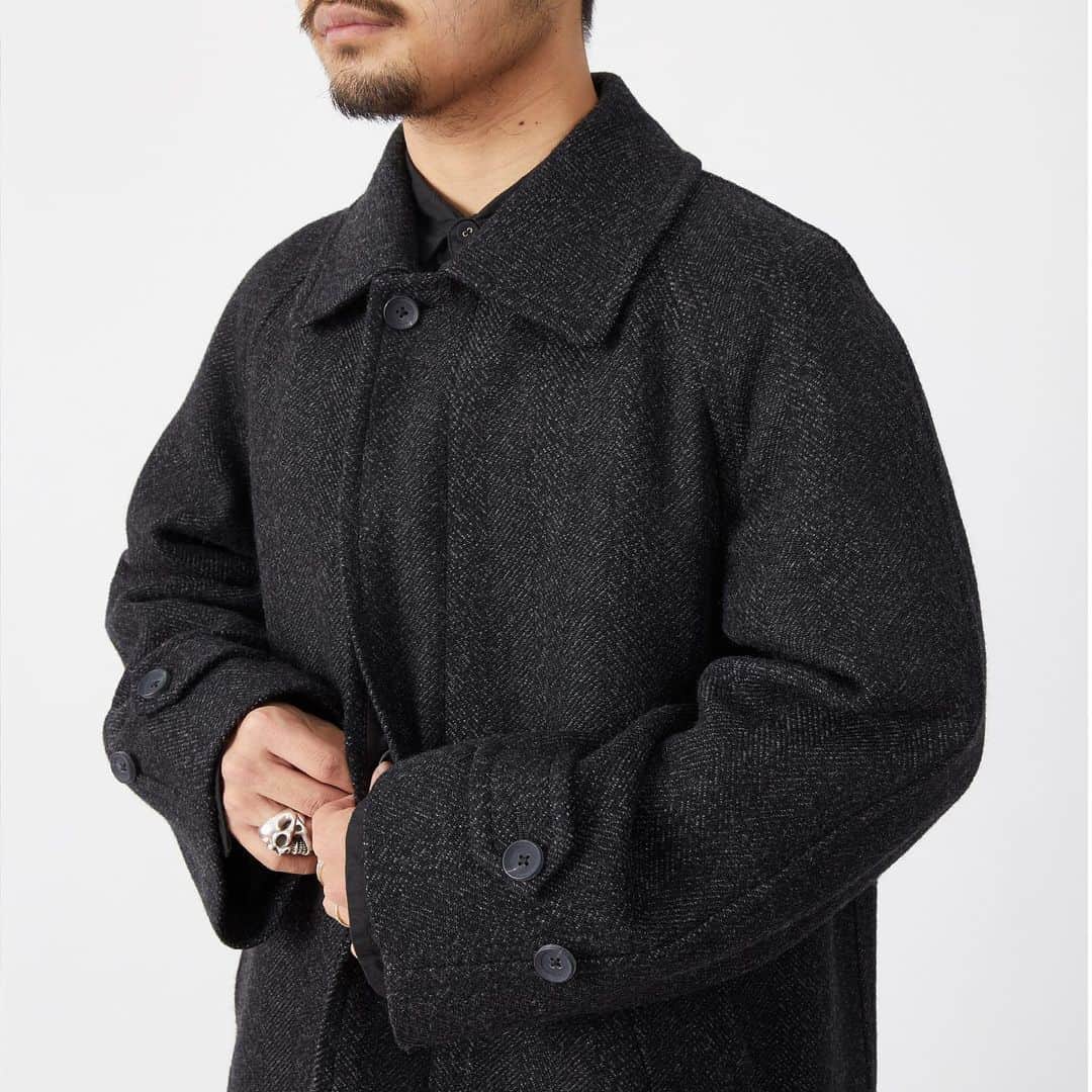 NEWoMan_officialさんのインスタグラム写真 - (NEWoMan_officialInstagram)「[#MENS_OUTFITS] ユニセックスで着用できるヘリンボーン織のコート。中に厚着ができるゆったりしたサイズ感は、冬に重宝したい一着。洗練されたシンプルなデザインだから、どんなスタイリングにも合わせやすい、万能なアイテムです。 ・ BLOOM&BRANCH TOKYO　4F #COAT〈#phlannel〉¥92,000 ＋tax ※掲載外のアイテムは参考商品。 ・ 【Our Favorite CHRISTMAS】 ニュウマン新宿で、あなたらしい特別なクリスマスを❄ ネットで事前に予約し各店頭でお受け取りいただける「FOOD&GIFT Pre-Order2020」開催中！ケーキ・オードブルだけでなく、手土産・ギフトも含め全100種類のクリスマスアイテムをご用意しています。イラストレーター #WALNUT さんやアーティスト #蓮沼執太 さんによる、館内から特設WEBサイト上まで、おうちでも楽しめるコンテンツも盛りだくさん！詳細はプロフィール欄URLの特設WEBサイトからご覧ください。 ・ #NEWoMan #newoman_shinjuku #ニュウマン　#BLOOMandBRANCHTOKYO #ブルームアンドブランチ #2020aw #winter #HOLIDAY #コート #メンズコーデ #大人ファッション #つくりのいいもの #フランネル #シンプルコーデ #ミニマルな暮らし #今日の服 #今日のコーデ #ootd #ニットワンピース #丁寧な暮らし #instagood #fashion  #ニュウマン新宿 #TOKYO」12月2日 15時43分 - newoman_shinjuku