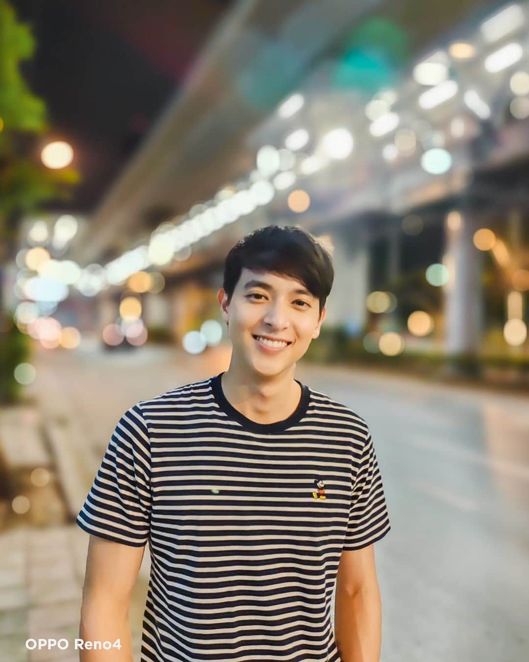 Jirayu Tangsrisukのインスタグラム：「My joyfulness is การได้ออกไปถ่ายรูป ออกไปใช้ชีวิต เก็บทุกโมเมนต์ที่ผ่านเข้ามา ยิ้มรับช่วงเวลาดีๆในชีวิต แต่จะเป็นไปไม่ได้เลย ถ้าไม่มีตัวช่วยดีๆ อย่าง OPPO Reno4 กับ โหมด Night Flare Portrait เปลี่ยนฉากหลังธรรมดาให้ละลายสวย พร้อมปรับใบหน้าให้สว่างขึ้น แถมตอนนี้มี Promotion ดีๆส่งท้ายปี กับ The Joyful OPPO Sale ตั้งแต่วันนี้ - 3 มกราคม 64 ที่ OPPO Brand Shop ทุกสาขา #TheJoyfullOPPOSale #FindYourJoy #OPPOReno4」