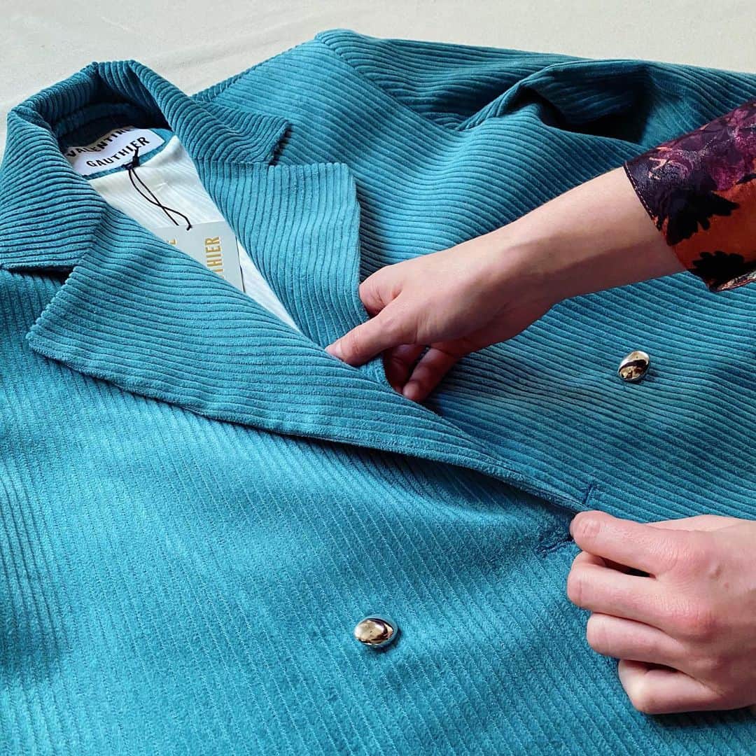 のインスタグラム：「Travailler la couleur est un plaisir et en porter en hiver est essentiel à mes yeux.  Cette saison ce bleu turquoise sourd fait écho à mon amour pour cette pierre et tout ce qu elle évoque chez moi.  Elle est le symbole de peuples historiquement opprimés ou destitués de leurs terres. Elle est l emblème du courage, de l indulgence et de la générosité.   Le blazer Jim Northen Blue de la collection cycle fait écho aux couleurs de l eau du nord, aux sources d Islande et  représente la régénérescence.」