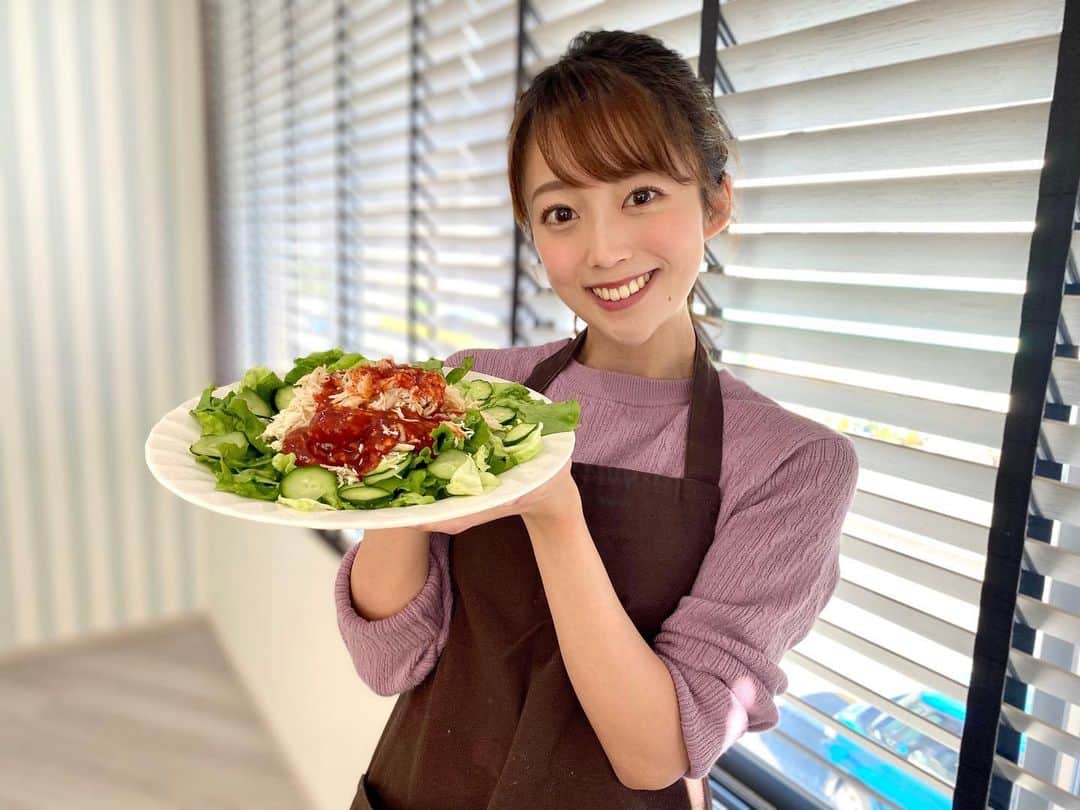 澤井志帆さんのインスタグラム写真 - (澤井志帆Instagram)「.﻿ 2020.12.2﻿ ﻿ きょうの「まるごと」いまだけのコーナーでご紹介するのは﻿ \魔法の万能だれ♡/﻿ そして、そのタレに合う絶品料理！﻿ ﻿ 2枚目の「塩さばの香味野菜のせ」は私的ベストショット！﻿ すっごく美味しそうな写真が撮れました🤩﻿ ﻿ 本格的な料理は味付けが難しそう…と思っていらした方必見です！﻿ 簡単に手に入る調味料で絶品万能だれが作れます！﻿ ﻿ 夕方4時50分〜まるごと　お見逃しなく♡﻿ ﻿ ﻿ #DaiichiTV﻿ #まるごと﻿ #アナウンサー﻿ #万能だれ ﻿ #香味だれ﻿ #チリソース」12月2日 15時55分 - shiho_sawai