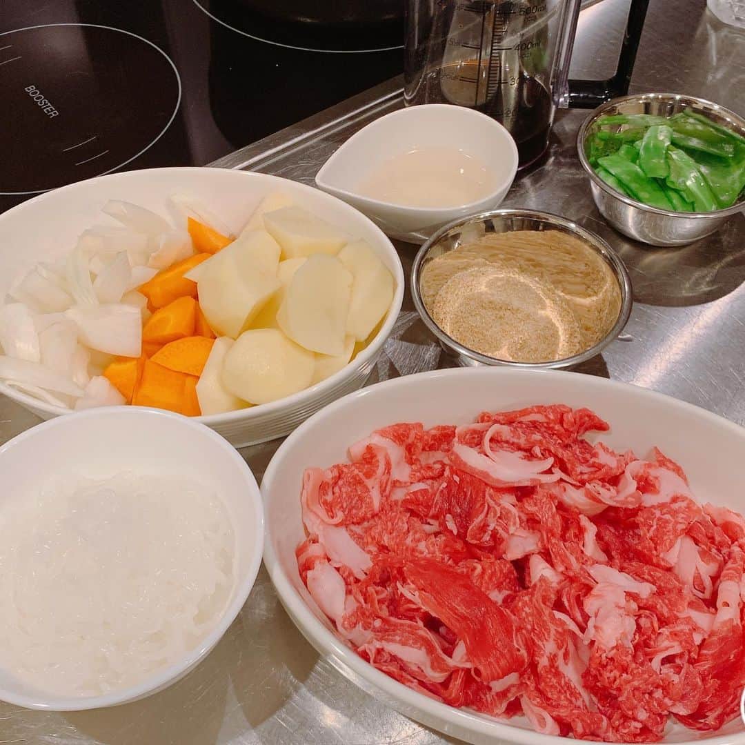 葉月里緒奈さんのインスタグラム写真 - (葉月里緒奈Instagram)「夫の直前の「夕ご飯いらない」コール。 うそーん。 早く言ってよ。 #おうちごはん#夕ごはん#肉じゃが#牡蠣の味噌グラタン#しめじと長ネギを入れて#体があたたまるメニュー #休肝日#rionahazuki」12月2日 15時55分 - riona_hazuki