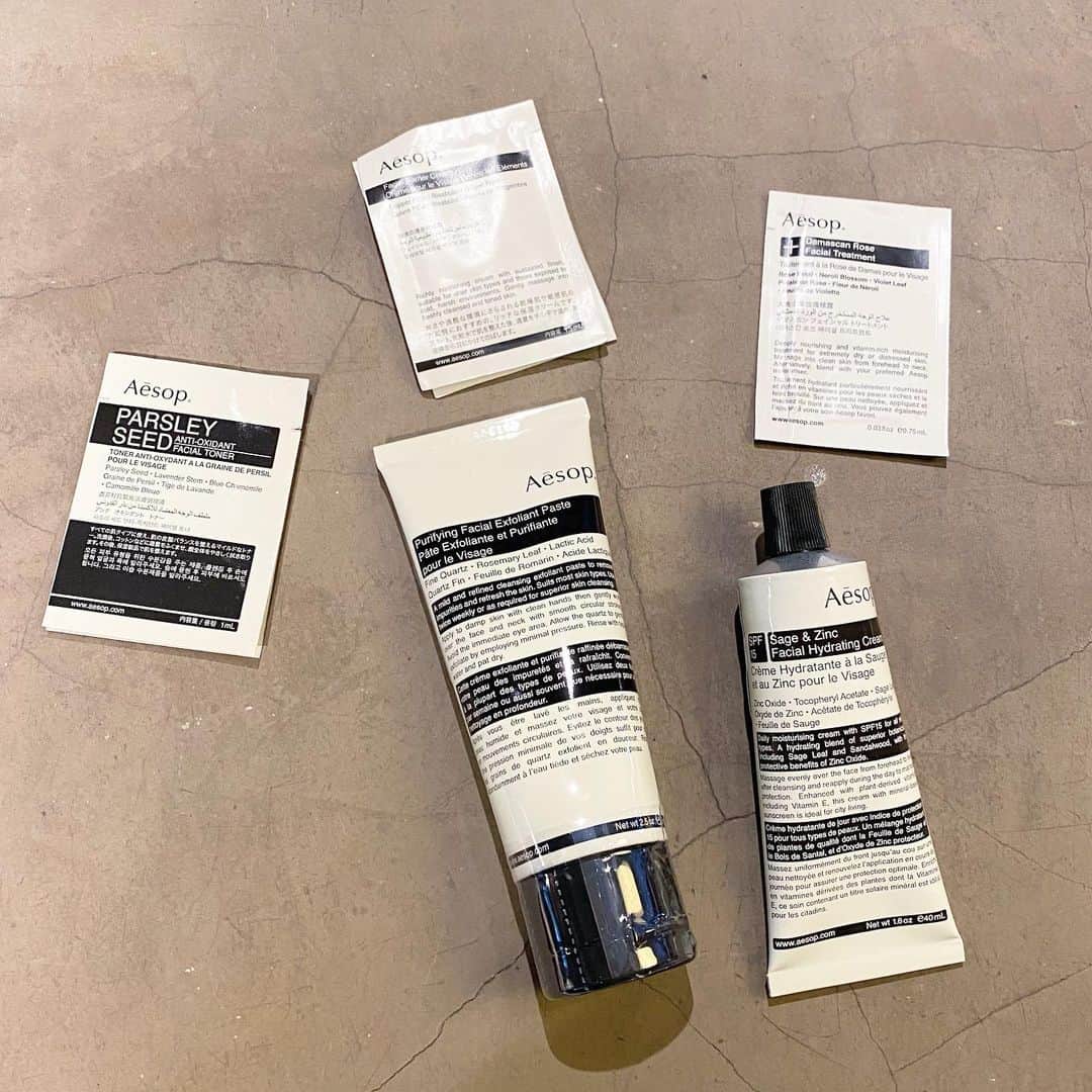 井村亜里香のインスタグラム：「@aesopskincare で購入した スクラブと日焼け止め乳液買って大正解◎ スクラブは顔がつるっつるになるし 朝は日焼け止め乳液でベースが 完成するからかなり楽！！ マスク生活になってから 肌に負担がないものを色々集めてて @naturaglace_official も気になってる〜。 ✔︎ピュリファイング フェイシャル　 エクスフォリアント(スクラブクレンザー) ・ ✔︎フェイシャル ハイドレーティングクリーム (日焼け止め保湿クリーム) ・ #aesop#aēsop#nakameguro#skincare  #イソップ#スキンケア#スキンケアマニア #オーガニック#オーガニックコスメ #イソップスキンケア#日焼け止めクリーム  #マスクメイク#スクラブ#化粧水」