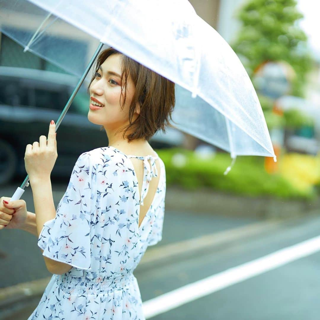 岩下真奈さんのインスタグラム写真 - (岩下真奈Instagram)「2020.12.02 #portrait 🕊 * 12月に入りましたね。 だんだん冷え込んできて冬を感じます❄ 毎月の頭はいつもワクワクして 目標を立てて新しいことも考えるんだけど 年末は今あることの片付けで精一杯だ☺️ とりあえず卒業が出来るように勉強、卒論頑張ります。 がんばるぞ〜！🪤 . FRIDAY「めざまし美女図鑑」portrait 📸 : @yayamax88  💄 : @sarinakanaoka  . . . #model #fashion #makeup #ootd #salonmodel #friday  #作品撮り #めざまし美女図鑑 #サロンモデル #大学生 #グラビア #ファインダー越しの私の世界 #傘 #ワンピース #コーディネート #ミスコン #メイク #邦ロック好きな人と繋がりたい #自撮り界隈 #自撮り界隈の人と繋がりたい #三白眼 #ショートヘア #ヘアアレンジ #おしゃれさんと繋がりたい #ファッション #ポートレート #撮影依頼募集中 #被写体 #いいね返し」12月2日 16時00分 - mana_mdleam