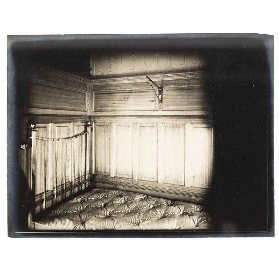 パワーハウスミュージアムのインスタグラム：「Interior of a train carriage, c.1910, artist unknown #powerhousecollection」