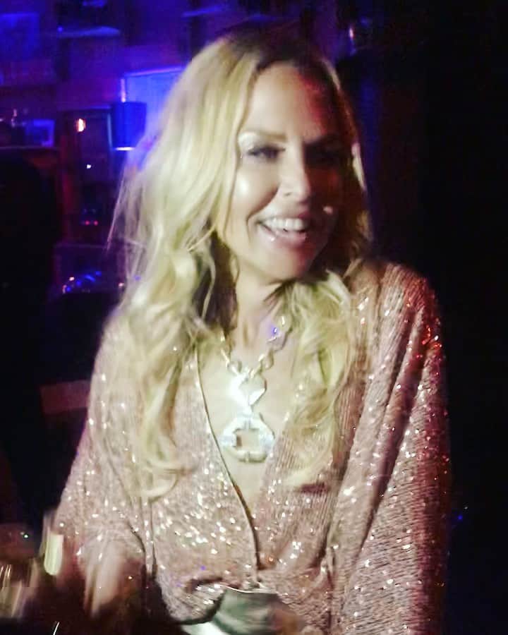 レイチェル・ゾーのインスタグラム：「One year ago.. dancing toward #2020 in full on gold sequins and plenty of 🍸💃✨ .. what a difference a year makes. #disco #forever time #glamour is a state of mind 🙏🏻💋 XoRZ」