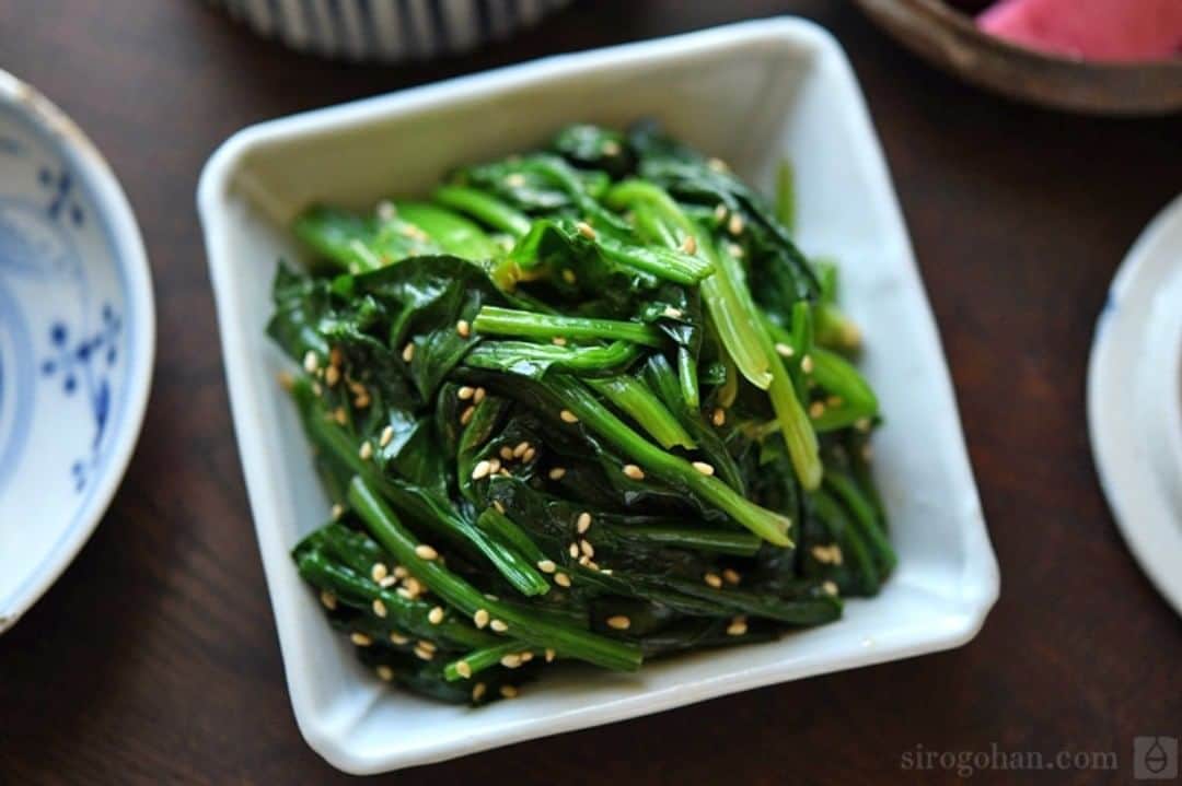 のインスタグラム：「ほうれん草のナムルを白ごはん.comにアップしました！和食レシピではないですが、これからも積極的にうちの食卓での人気レシピをお届けしようと思ってマスww　  ←ほうれん草を使った副菜は、ごま和えやお浸しよりもナムルのほうが作りやすいし子供もなぜか喜ぶ（うちの場合）  なんででしょうかね。ごま油の風味が野菜を食べやすく感じさせてくれるのかもしれません。  #ナムル #白ごはんドットコム #冨田ただすけ #ほうれん草レシピ #最新レシピはプロフィール欄に」