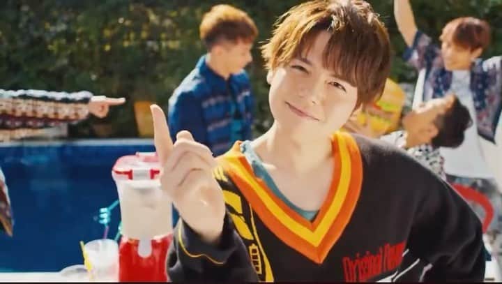 嶋田遼太郎のインスタグラム：「「SHAKE！SHAKE！SHAKE ！」youtubeプレミア公開！🎉✨待ち遠しかった作品！リアルタイムで観れました！楽しい雰囲気、爽やか、フレッシュ、全開！こんな素敵な作品に携わらせて頂き本当に有り難うございました😭  まだの方は是非✨  #内田雄馬 #内田雄馬SHAKE #SHAKESHAKESHAKE #DANCER」