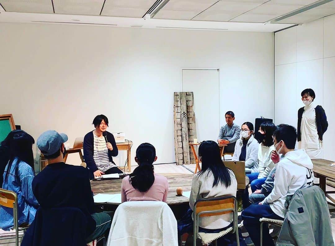 渋谷慶一郎のインスタグラム：「先週の土曜日は東京芸術中学 @tokyo_geichu で中学生に作曲の方法をドレミや音楽の知識ナシに教えました。 Last Saturday, I taught junior high school students at a special school called Tokyo Art Junior High School how to compose music together.」