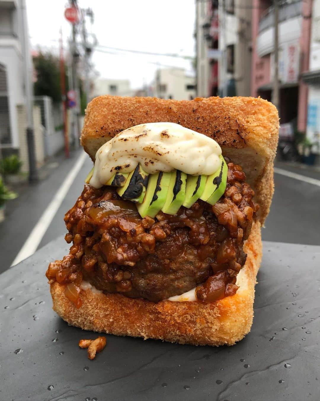 Coffee & Toast Tokyoさんのインスタグラム写真 - (Coffee & Toast TokyoInstagram)「揚げバーガー！ 🍔🍔🍔  ハンバーガー食べたい、 ということで、 まかないに作ってみました。  肉感たっぷりのハンバーグに、 たっぷりん挽き肉の デミグラスソース、 バターがわりのアボカド、 仕上げにクリーミーな ホワイトソースで出来上がりです。  揚げパンで、 味わうハンバーガー、 クセになります😋😋😋  #トースト #トーストアレンジ #食パンアレンジ #田園都市線カフェ #田園都市線パン #食パン #世田谷カフェ #東京パン屋 #パンスタグラム  #吐司 #paingrillé #torrada #toast #toasttuesday #tostadas #東京カフェ  #三軒茶屋カフェ  #カフェ  #ハンバーガー #アボカド #アボカドトースト #アボカドバーガー #アボガド #ハンバーガー巡り #肉スタグラム #にくすたぐらむ #にくにくにくバーガー」12月2日 16時18分 - coffeetoast2