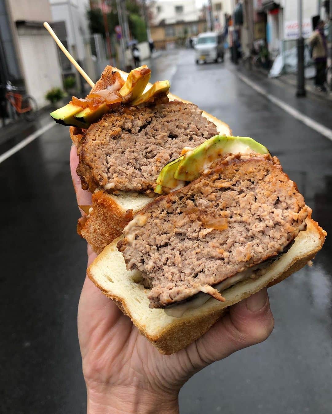 Coffee & Toast Tokyoさんのインスタグラム写真 - (Coffee & Toast TokyoInstagram)「揚げバーガー！ 🍔🍔🍔  ハンバーガー食べたい、 ということで、 まかないに作ってみました。  肉感たっぷりのハンバーグに、 たっぷりん挽き肉の デミグラスソース、 バターがわりのアボカド、 仕上げにクリーミーな ホワイトソースで出来上がりです。  揚げパンで、 味わうハンバーガー、 クセになります😋😋😋  #トースト #トーストアレンジ #食パンアレンジ #田園都市線カフェ #田園都市線パン #食パン #世田谷カフェ #東京パン屋 #パンスタグラム  #吐司 #paingrillé #torrada #toast #toasttuesday #tostadas #東京カフェ  #三軒茶屋カフェ  #カフェ  #ハンバーガー #アボカド #アボカドトースト #アボカドバーガー #アボガド #ハンバーガー巡り #肉スタグラム #にくすたぐらむ #にくにくにくバーガー」12月2日 16時18分 - coffeetoast2