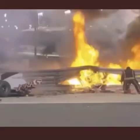 ロマン・グロージャンのインスタグラム：「This video is incredible.   Look at the professionalism of the fireman, trying to keep the fire away from me in the car.   Look at the action on Ian Roberts and his involvement. I told him he was a hero, he went into the fire as much as he could to save me.  Finally, this is also the moment I realized I was going to live. Extracting my body from the chassis. Yes it burned myself and yes it was painful but that's nothing compare to the relief I felt as soon as I could get up. I felt Ian's hands pulling me over the barrier and knew I was safe.  I remember every second of it and life will never be the same again, but I'm sure for the best.  I met with death and that is the worst feeling I ever had. But I'm alive and will enjoy every second of life and every small win in a much better way from now on.   Thank you  Romain」