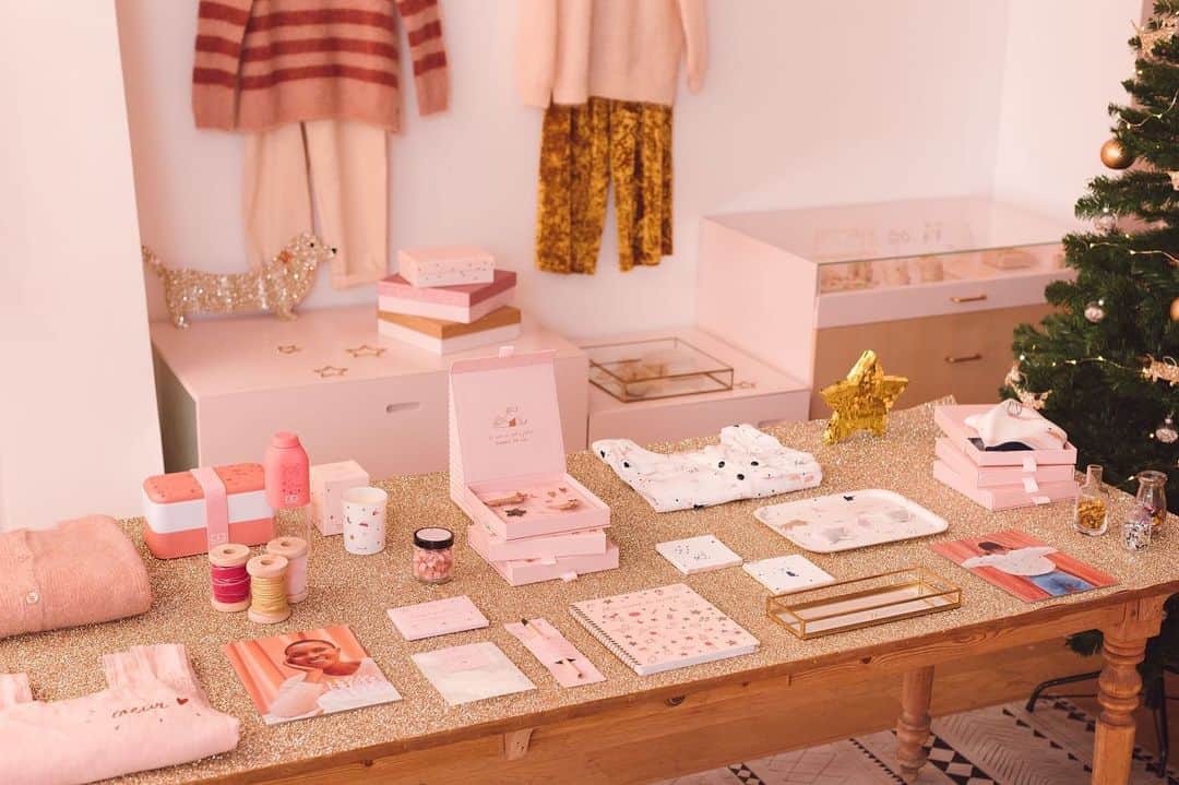デプチオーのインスタグラム：「Jolie boutique ROSE 🌸⁠⠀ Pour notre anniversaire et pour Noël, découvrez en boutique seulement notre sélection d’objets créateurs exclusifs, tout en... ROSE, notre couleur fétiche !⁠⠀ Déco, céramique, papeterie, accessoires, bijoux, thé, bonbons...⁠⠀ 20 ans de création et de rencontres, ça se fête ! ⁠⠀ LE FÉERIQUE CALENDRIER DE L'AVENT !⁠⠀ À GAGNER ce 2 décembre,⁠⠀ Bravo à Nicole M. ! 🥳🎁✨ notre robe Ester & 2 coussins bahia @gabrielle.paris ! Rdv en story pour participer ✨🎅🏻⁠⠀ ⁠⠀ #despetitshauts #despetitshautsaddict #despetitsmoments #lavieenplusjoliedepuis20ans #lavieenplusjolie」
