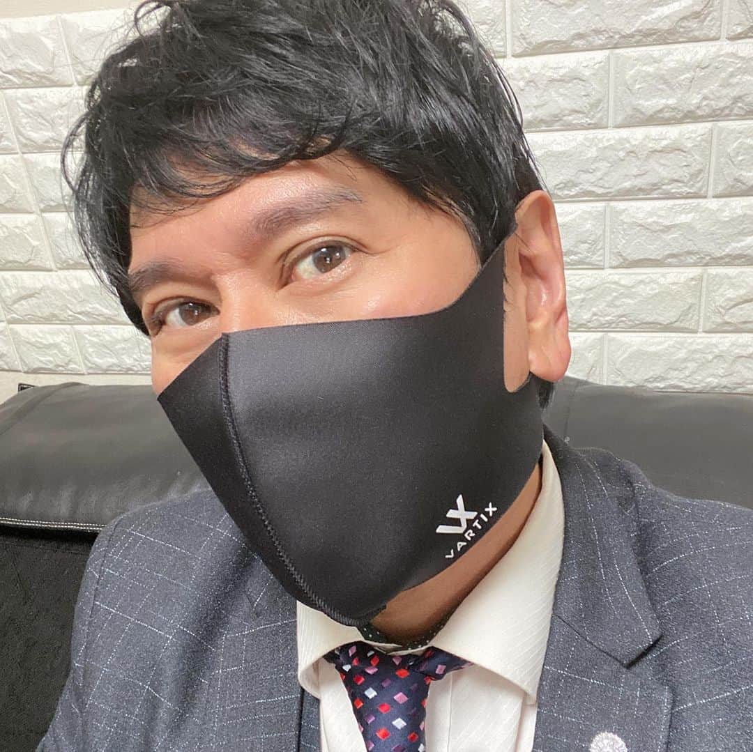 川崎麻世さんのインスタグラム写真 - (川崎麻世Instagram)「冷たいマスクから温かいマスクが届きました。 VARTIXはGACKTのサングラスや、俺も愛用している時計のブランドで、MADE IN KYOTOってのが嬉しい。俺も京都生まれだから親近感が湧く😊 俺が使っているLサイズは全く圧迫感がなく最高😄 最高でさ〜行こう‼️  #vartix  #VARTIX #ヴァティックス #黒マスク #川﨑麻世 #川崎麻世 #gackt  #gacktサングラス」12月2日 16時28分 - mayokawasaki