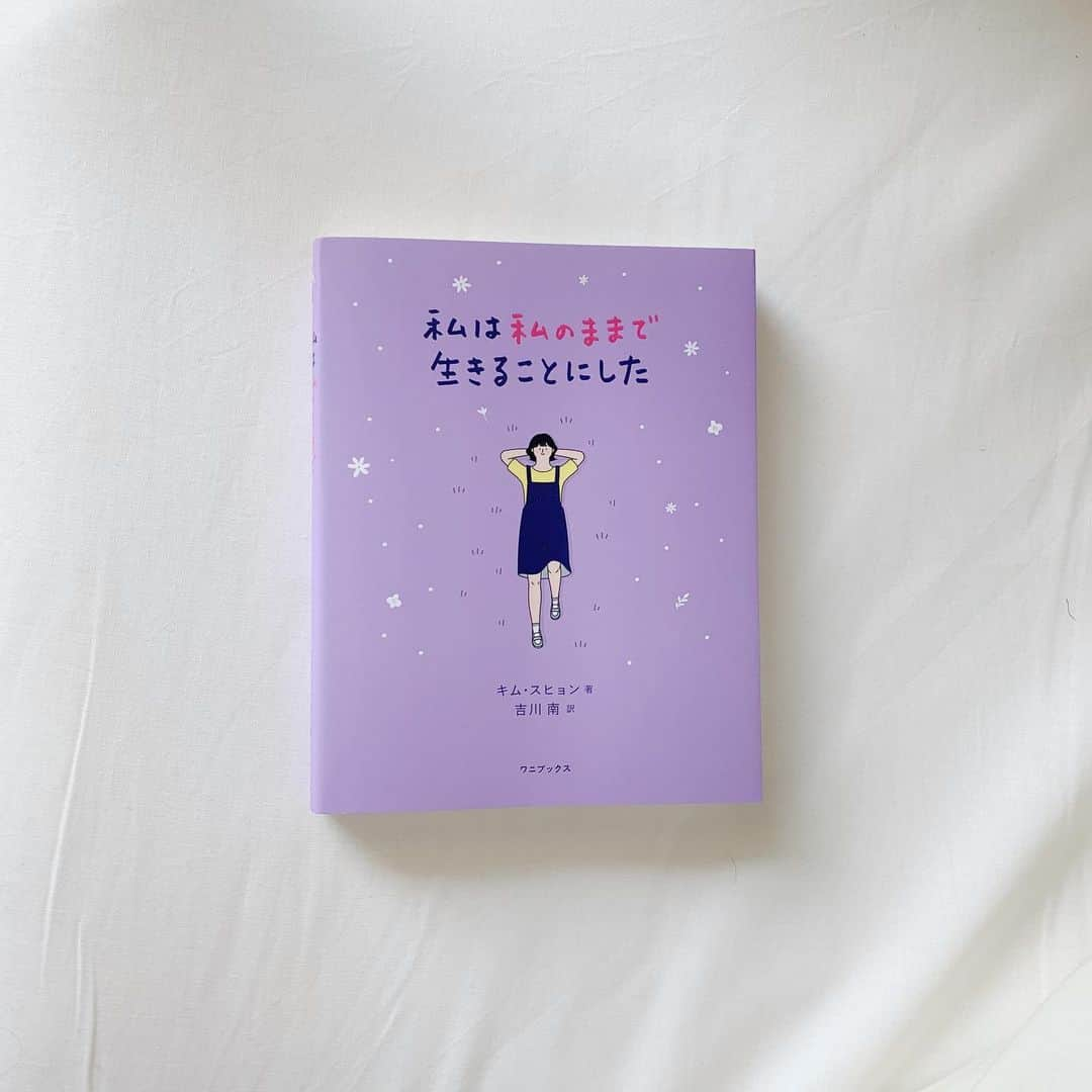 中桐菜々子さんのインスタグラム写真 - (中桐菜々子Instagram)「. この前買った本📚 『私は私のままで生きることにした』 ずっと気になっていた本をついに買ってしまいました  表紙も可愛いけど中も可愛かった🤍 読むのがとっても楽しみ  よし！バイト頑張ろ  #本 #お気に入り #私は私のままで生きることにした #購入品 #毎日投稿 #毎日投稿チャレンジ #可愛い本 #韓国 #可愛い」12月2日 16時32分 - nanako_nakagiri