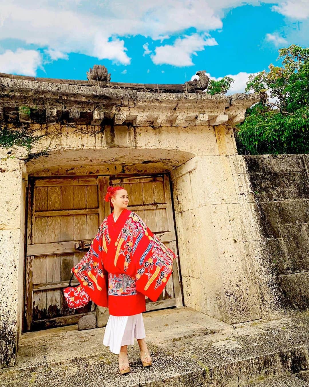 岩永ゆきさんのインスタグラム写真 - (岩永ゆきInstagram)「【沖縄での民族衣装体験】﻿ ﻿ 赤髪サロンで﻿ 沖縄行ってきました！✨﻿ ﻿ もうね、やばいくらい﻿ 盛り上がりました🤣🔥🔥﻿ ﻿ 主催者が引くくらい﻿ みんなで楽しんできましたよ‼️﻿ ﻿ そのなかでやった﻿ 沖縄流装体験(^^)﻿ ﻿ レンタルして、首里城行って﻿ 記念撮影📸﻿ ﻿ どうですか？﻿ ﻿ いい感じの写真になりましまかね？﻿ ﻿ ﻿借りた店は @veni_okinawa さん。 安いし、衣装の種類多いし、 国際通りで立地もいいし、 店員さん愛想良くて居心地いいよ。 ﻿ ﻿ ﻿ #赤髪サロン﻿ #ソーシャルディスタンス旅だから﻿ #飛行機も全員バラバラ﻿ #民族衣装体験﻿ #沖縄veni さん﻿ #また絶対やりたい﻿ #意外と似合ってるでしょ笑﻿ #民族衣装の似合う顔なんです」12月2日 16時34分 - akagami_sns