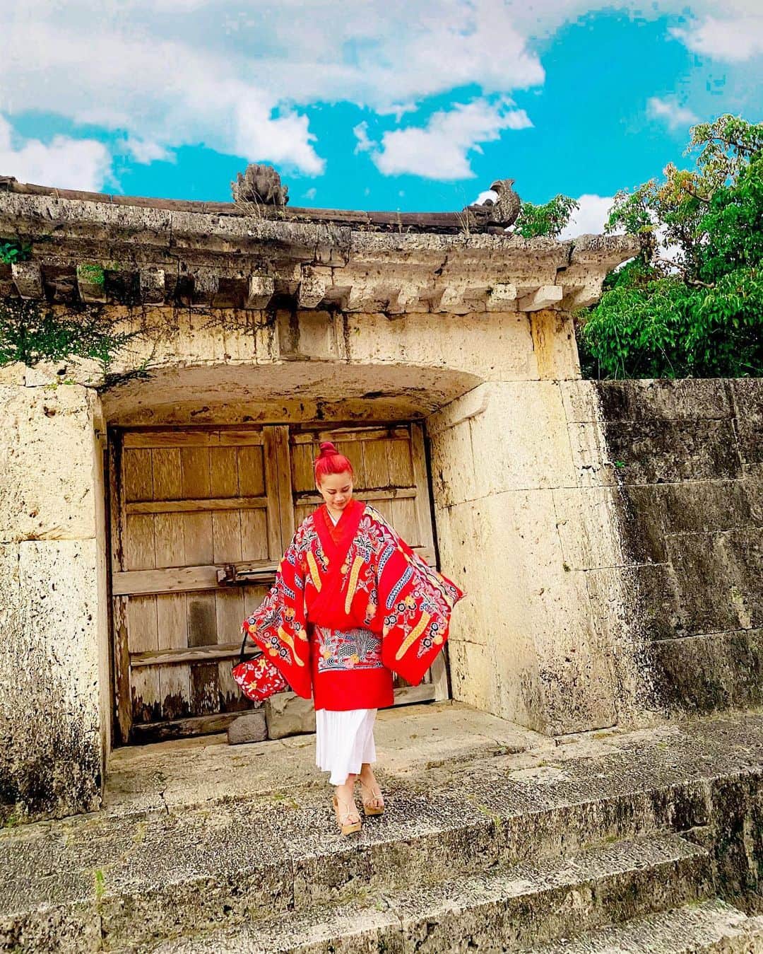 岩永ゆきさんのインスタグラム写真 - (岩永ゆきInstagram)「【沖縄での民族衣装体験】﻿ ﻿ 赤髪サロンで﻿ 沖縄行ってきました！✨﻿ ﻿ もうね、やばいくらい﻿ 盛り上がりました🤣🔥🔥﻿ ﻿ 主催者が引くくらい﻿ みんなで楽しんできましたよ‼️﻿ ﻿ そのなかでやった﻿ 沖縄流装体験(^^)﻿ ﻿ レンタルして、首里城行って﻿ 記念撮影📸﻿ ﻿ どうですか？﻿ ﻿ いい感じの写真になりましまかね？﻿ ﻿ ﻿借りた店は @veni_okinawa さん。 安いし、衣装の種類多いし、 国際通りで立地もいいし、 店員さん愛想良くて居心地いいよ。 ﻿ ﻿ ﻿ #赤髪サロン﻿ #ソーシャルディスタンス旅だから﻿ #飛行機も全員バラバラ﻿ #民族衣装体験﻿ #沖縄veni さん﻿ #また絶対やりたい﻿ #意外と似合ってるでしょ笑﻿ #民族衣装の似合う顔なんです」12月2日 16時34分 - akagami_sns