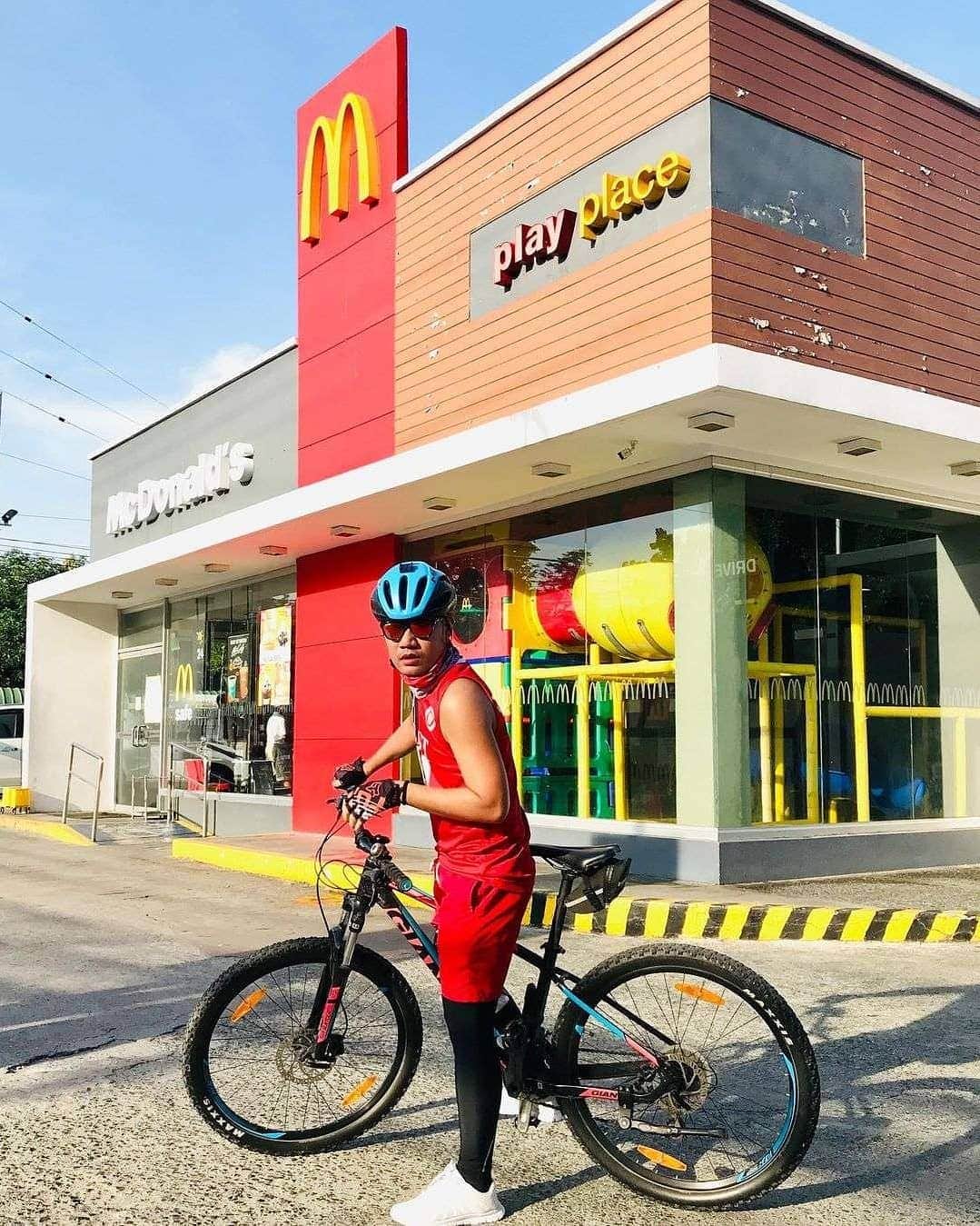McDonald's Philippinesのインスタグラム：「Need a treat after your bike/scooter run? You’re always welcome to Ride-Thru at McDonald’s! Share your #McDoRideThru stories by posting your photos and tagging McDo.   Photos by Japz Talan and Gil Capor from Facebook and @efren_em」