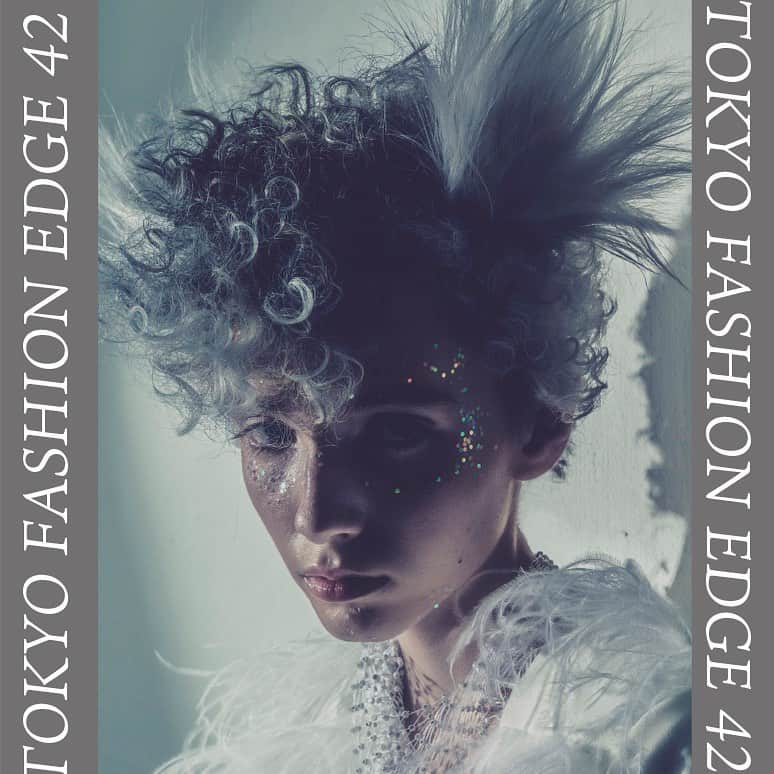 東京ファッションエッジ／プロフェッショナル東京のインスタグラム：「2020/11/30発売「TOKYO FASHION EDGE 42号」の中身を少しだけご紹介します😊  水野慎也さん Bilancia（京都府） 作品タイトル：world of lies @bilancia_mizu   Instagramでは紹介しきれませんが、素敵な作品がぎっしり詰まった「TOKYO FASHION EDGE 42号」ぜひとも誌面でもご覧ください♪ お買い求めは弊社（https://beauty-gr.co.jp/kodoku/）まで🔍  ---------------------------------------------------- #東京ファッションエッジ　#tokyofashionedge #profeshionaltokyo #クリエイティブヘア #creative #クリエイティブヘアスタイリスト #creativehairstylist #hair #ヘアスタイル #hairstyle #ヘアカラー #haircolor #メイク #make #makeup #ファッション #fashion #美容師 #ヘアスタイリスト #hairstylist #hairstylistjapan #美容学生 #modermsalon #colorsync #hairtransformation #hairinspo #hairofinstagram #美容学生と繋がりたい #fashionista  ----------------------------------------------------」