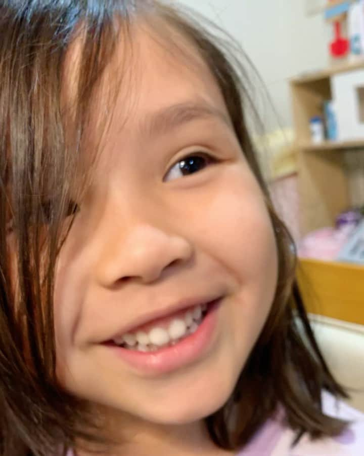 バイリンガル3兄妹のインスタグラム：「「りゅ」  えまも「リュック」が言えなくて苦労した…というか多分今もなかなかサラッとは言えないんだけど  華もやっぱり「りゅ」が言えない  「でゅ」になっちゃう😂  アメリカ人も「りゅ」って発音するの多分難しいと思う。。  ということで これはまだ小さいから言うのが難しいのか…  それともバイリンガルだから難しいのか…  どうなんだろ🧐」