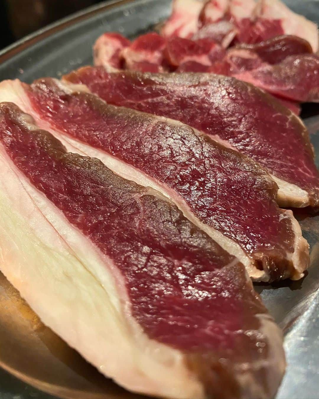 ニッチロー'さんのインスタグラム写真 - (ニッチロー'Instagram)「すずり鉄板で飯田焼肉  すずりなので黒モツが映える  6㎜の鉄板が肉を美味しく焼いてくれます  飯田焼肉の進化は止まらない  すずり鉄板と山雅のコラボもいいね  #すずり鉄板 #飯田焼肉 #焼肉 #旨肉酒場やきまる #日本一の焼肉の街 #飯田市 #飯田焼肉大使 #プロ焼肉選手  #ニッチロー  #ニックロー #ニッチ飯 #suzuri #yakiniku #yakinikcity #iidacity」12月2日 16時47分 - nicchiro5.1