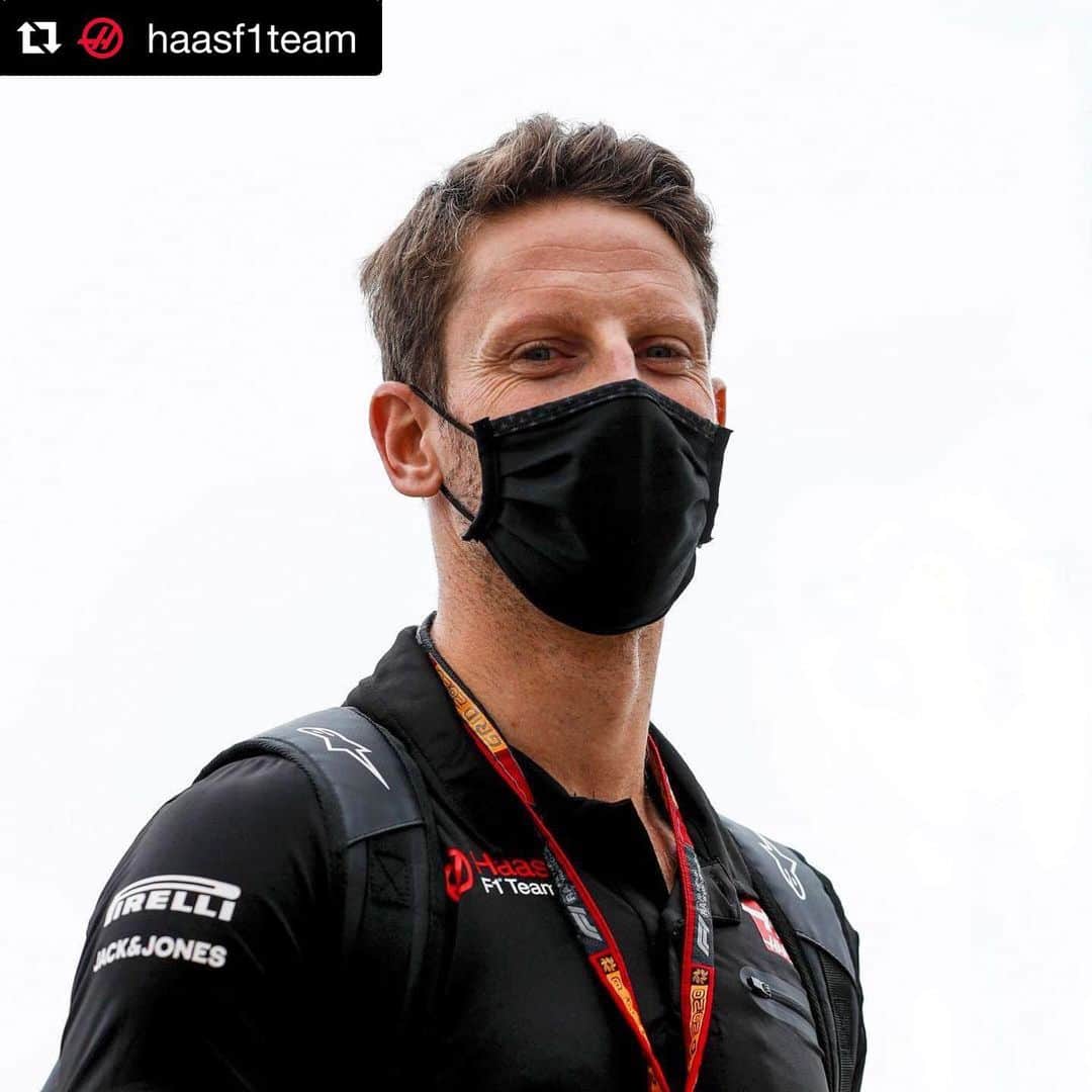 のインスタグラム：「Brilliant news: Romain Grosjean has bern discharged from hospital. From @haasf1team:  TEAM STATEMENT - ROMAIN GROSJEAN: Haas F1 Team driver Romain Grosjean was discharged from the care of the Bahrain Defence Force (BDF) Hospital at 10:30 a.m. local time Wednesday. Grosjean spent three nights in hospital following Sunday’s incident at the Bahrain Grand Prix. Grosjean will continue private treatment for the burns suffered on the back of his hands and will remain in Bahrain for the time being. On behalf of Romain Grosjean and the entire Haas F1 Team we extend our thanks to all who have tended to him at the BDF Hospital  #HaasF1 #F1 #Formula1 #Grosjean」
