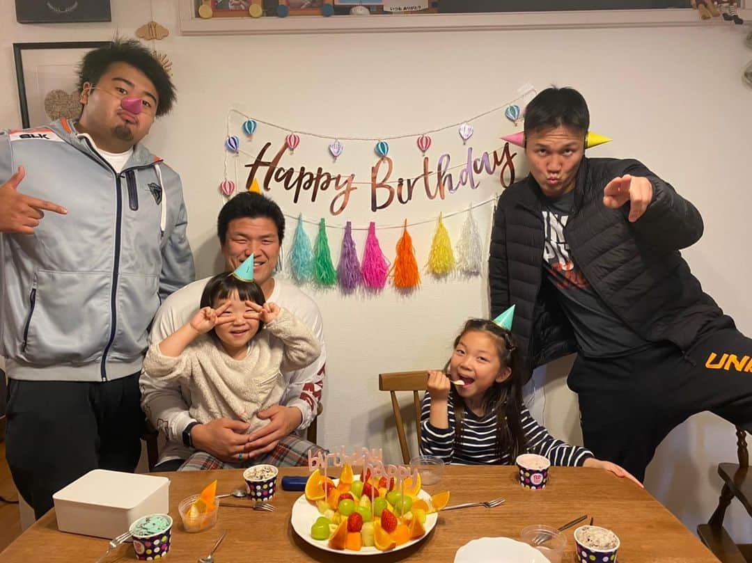 立川理道のインスタグラム：「誕生日メッセージありがとうございます。 31歳になりました。たくさんの方の支え合っての事です。感謝を忘れずにこれからも頑張ります！  #月5.6ご飯食べに来る井上くん #先輩の壁を完全に乗り越えてきた1年目ポポ」